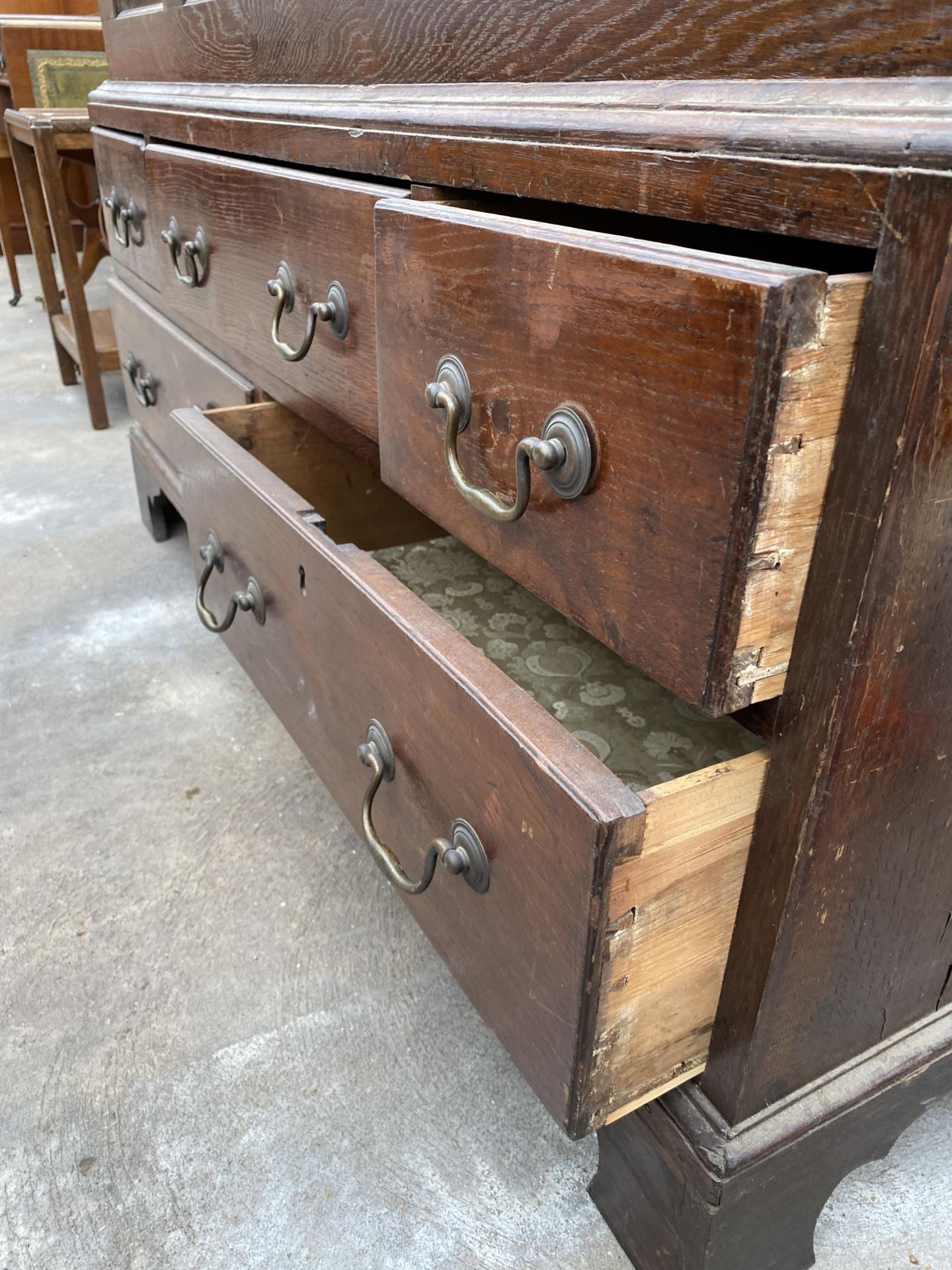 A GEORGIAN OAK FOUR PANEL MULE CHEST WITH FIVE DRAWERS TO THE BASE, 52" WIDE, ON BRACKET FEET - Image 3 of 7