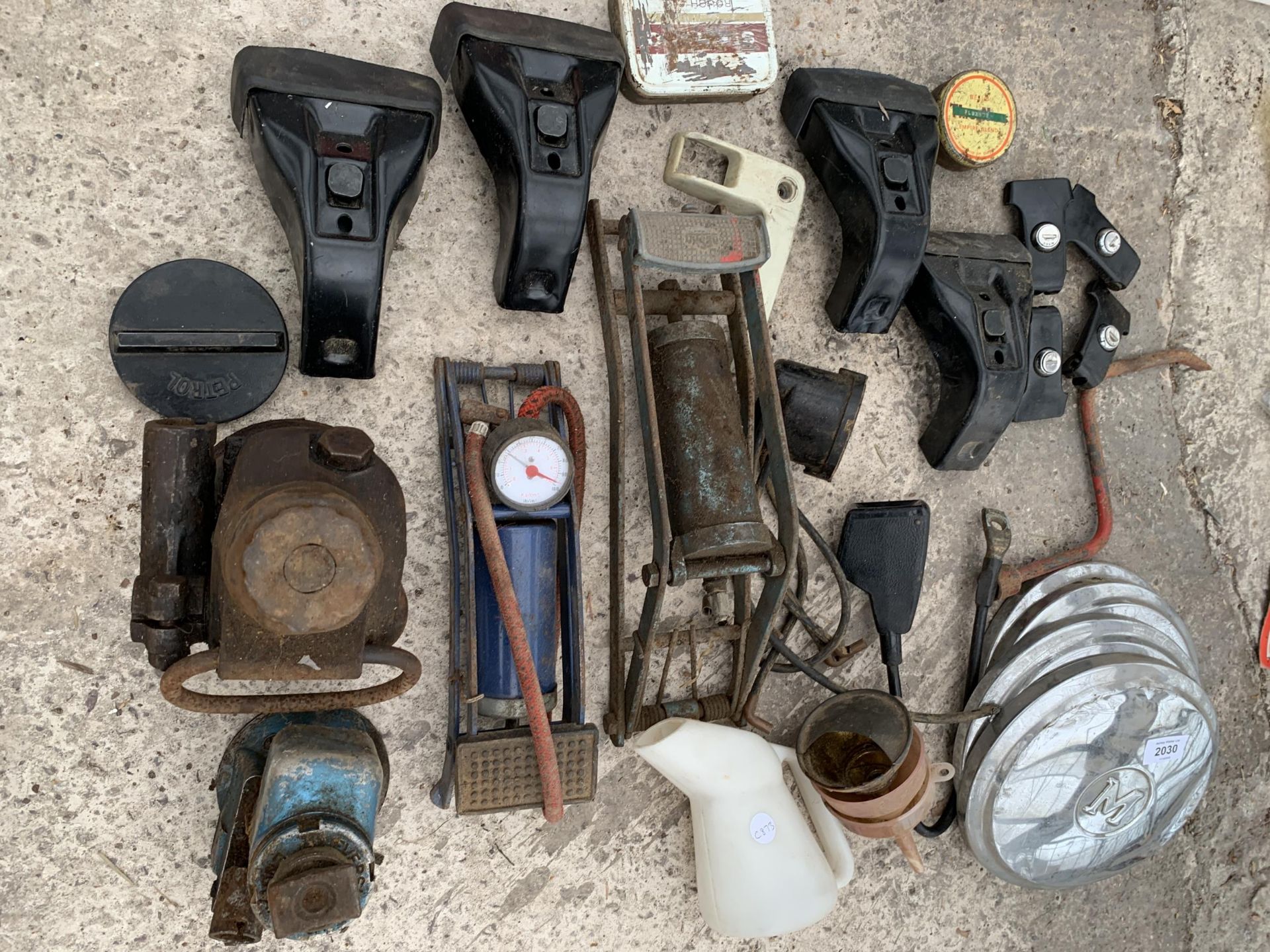 AN ASSORTMENT OF ITEMS TO INCLUDE HUB CAPS, BOTTLE JACKS AND FOOT PUMPS ETC - Image 2 of 2