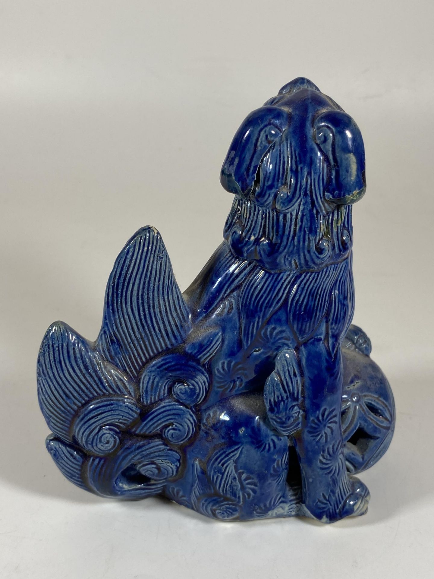 A CHINESE BLUE STONEWARE MODEL OF A FOO DOG, HEIGHT 15CM - Image 3 of 5