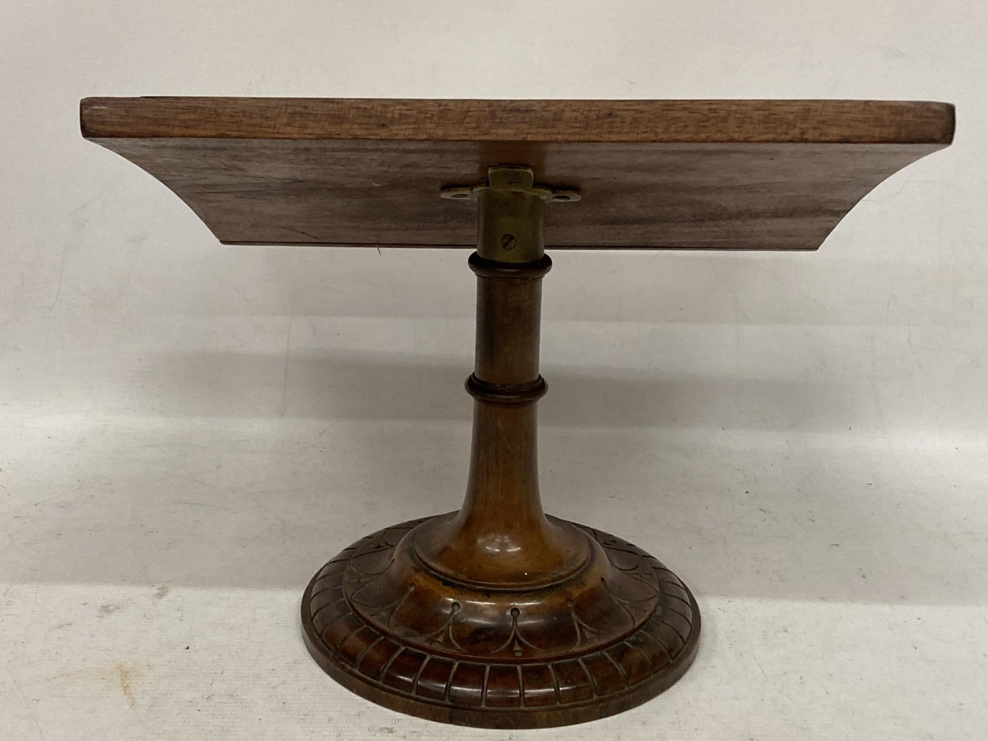 A VINTAGE OAK AND MAHOGANY BASE LECTURN MUSIC STAND - Image 3 of 4