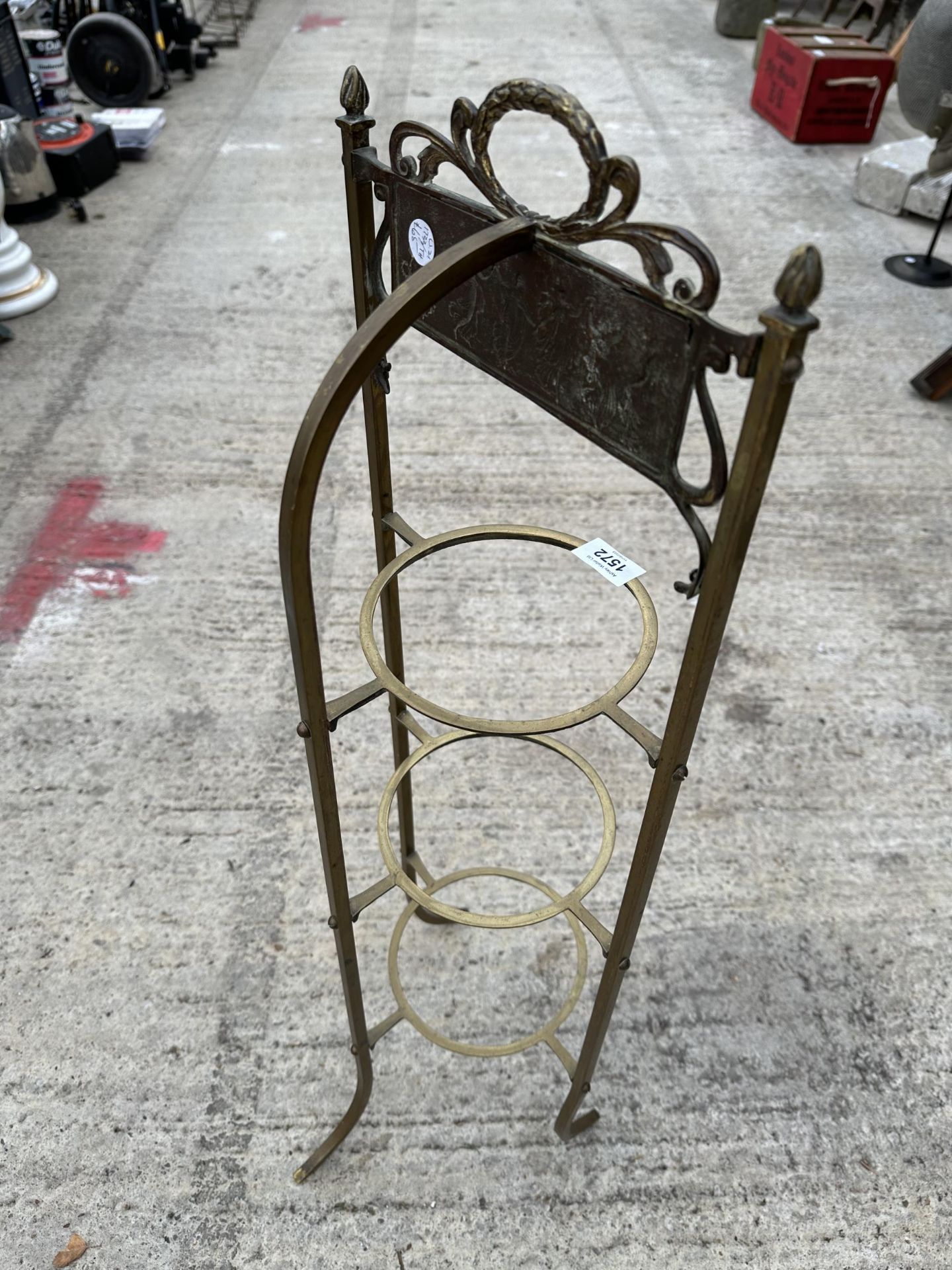 A VINTAGE BRASS THREE TIER PLANT STAND - Image 3 of 3