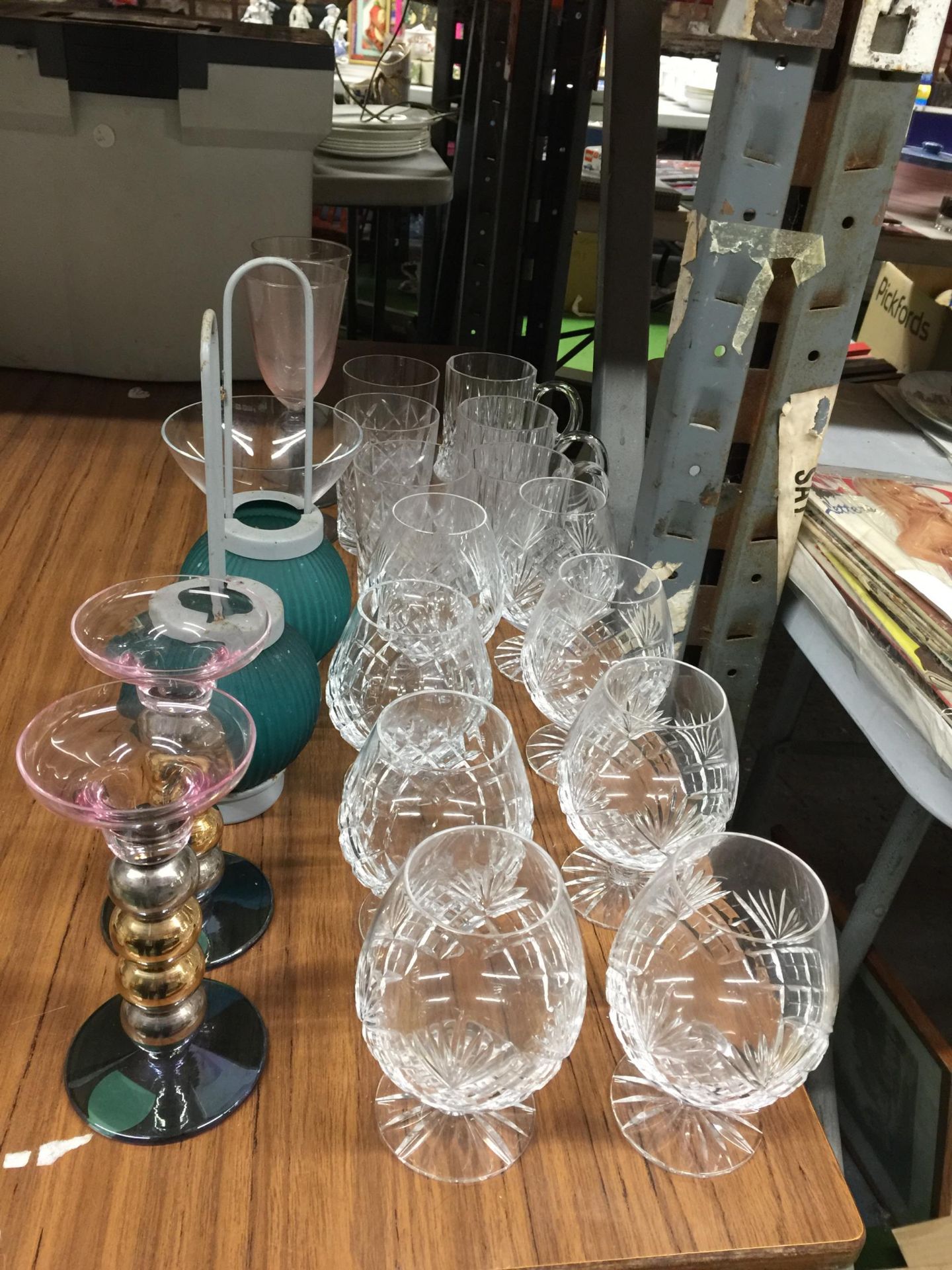 A MIXED LOT TO INCLUDE CUT GLASS BRANDY GLASSES, FURTHER GLASSWARE ETC