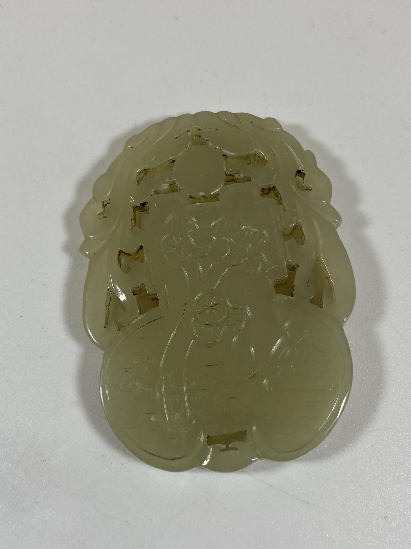 A CHINESE JADEITE JADE STYLE CARVED PENDANT PLAQUE, LENGTH 6CM - Bild 2 aus 5