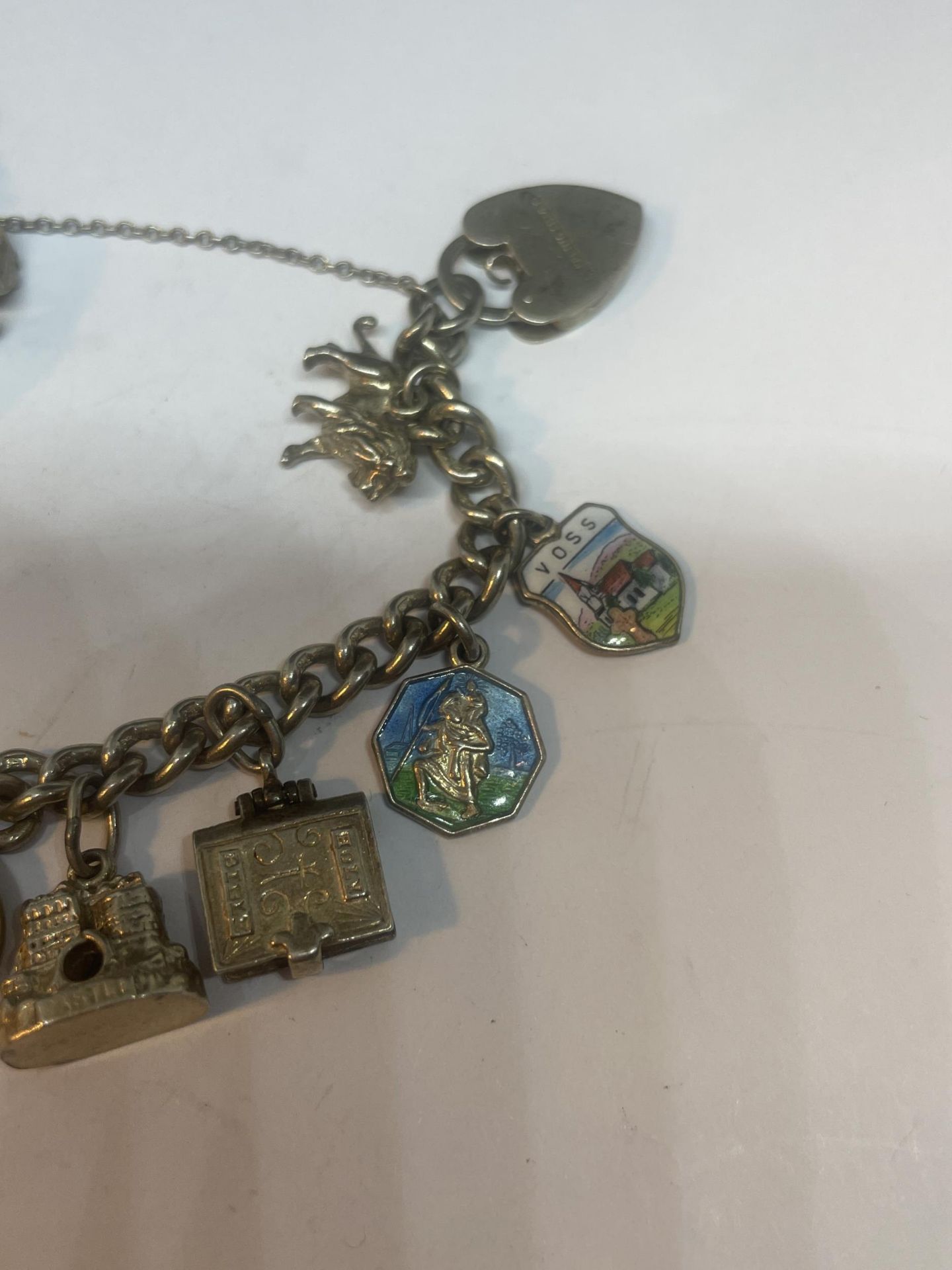 A SILVER CHARM BRACELET WITH FIFTEEN CHARMS AND A HEART PADLOCK - Image 4 of 4