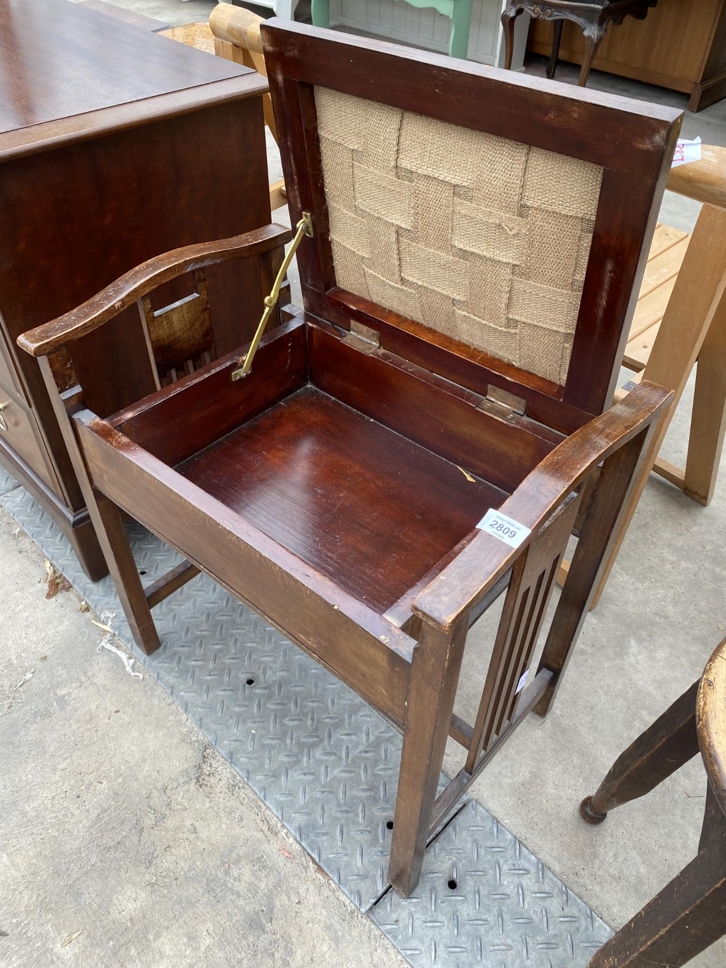 AN EDWARDIAN MAHOGANY AND INLAID PIANO STOOL WITH LIFT-UP LID - Image 3 of 3