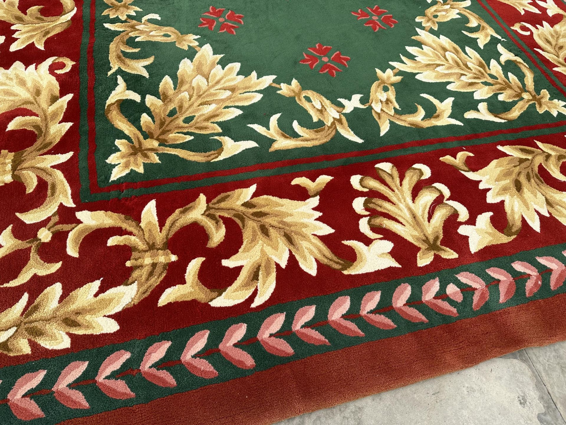 A LARGE GREEN, RED AND GOLD 200 OUNCE PURE WOOL RUG, - 485 CM X 358 CM (COST £8000 FROM SIGNATURE - Bild 3 aus 9