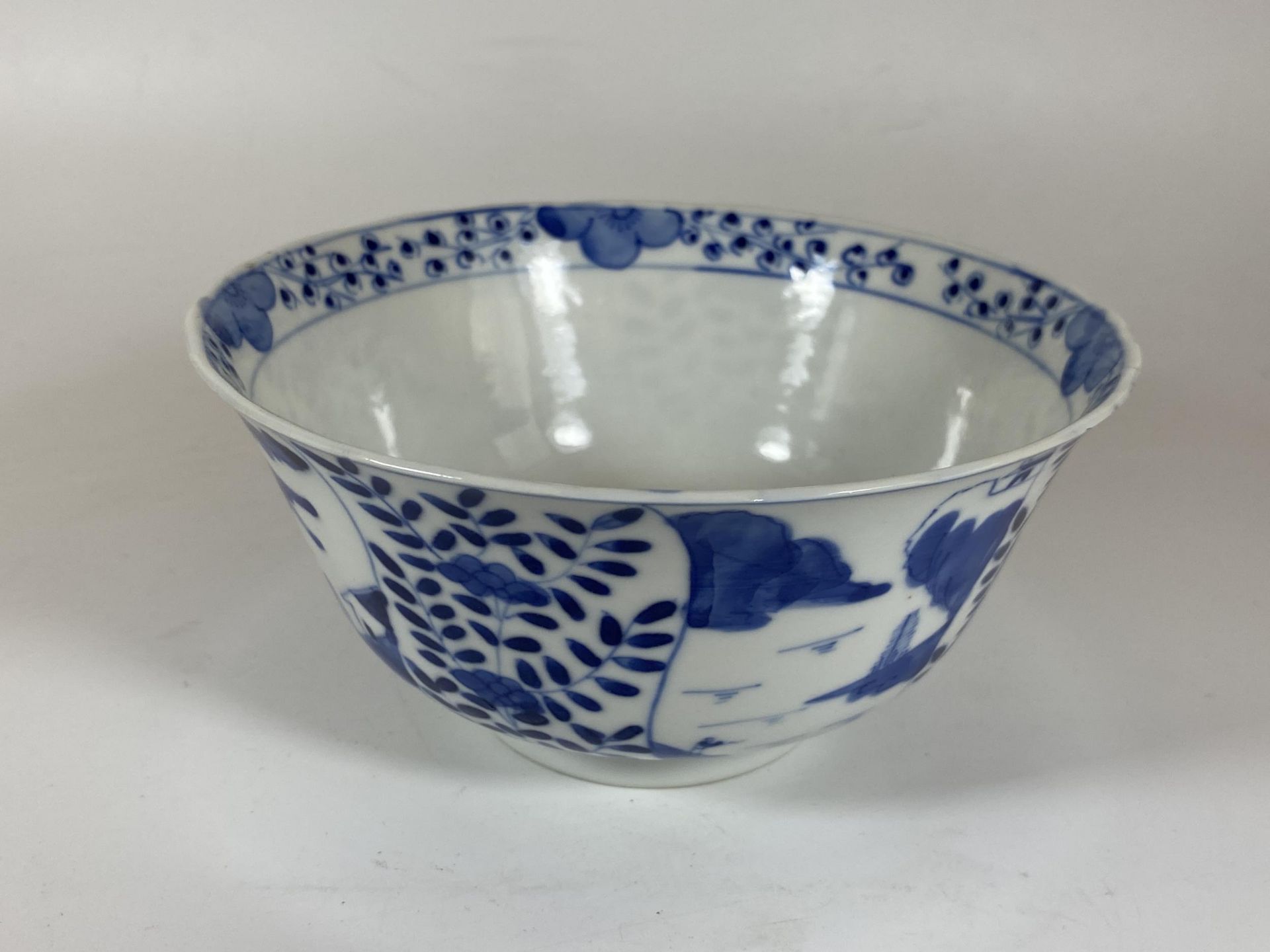 A 19TH CENTURY CHINESE KANGXI REVIVAL BLUE AND WHITE PORCELAIN BOWL, FOUR CHARACTER, DOUBLE RING - Bild 3 aus 8