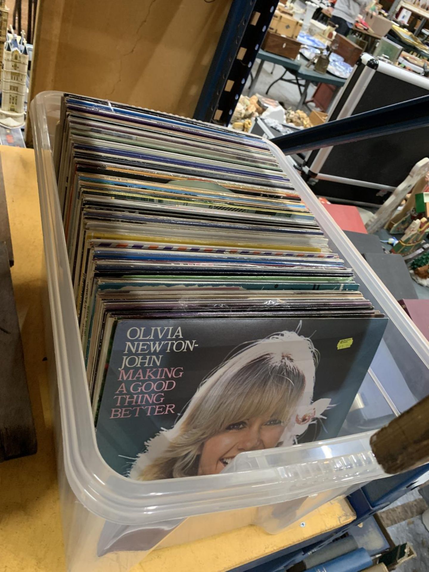 A LARGE COLLECTION OF 33RPM LP VINYL RECORDS TO INCLUDE ABBA, ELTON JOHN, THE MOODY BLUES, THE