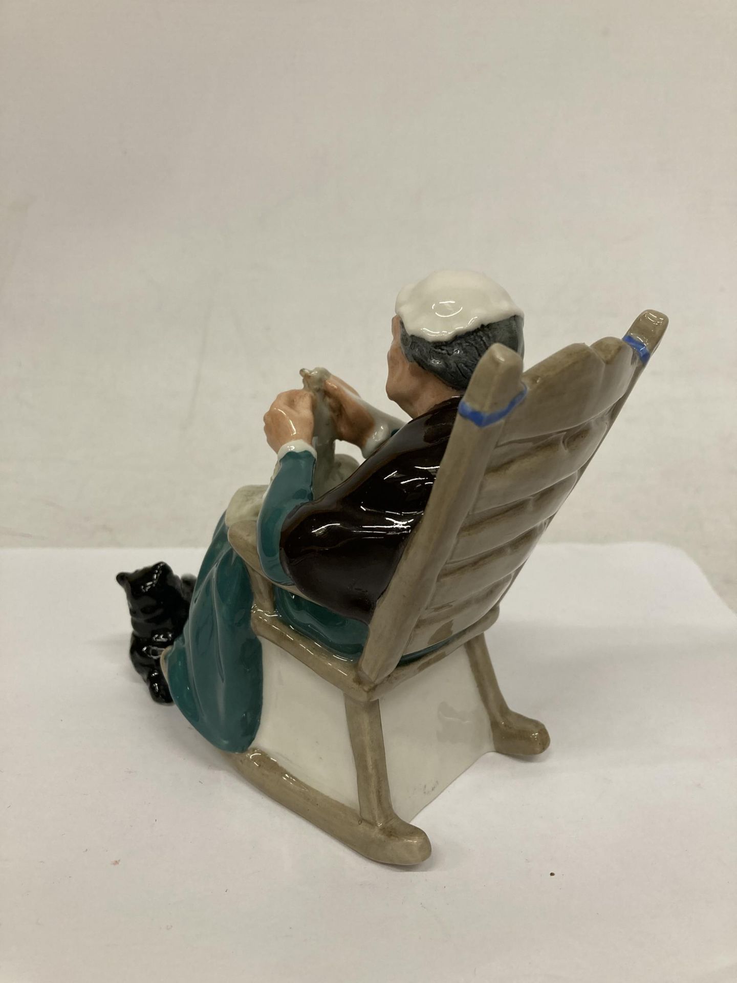 A ROYAL DOULTON FIGURINE "TWILIGHT" HN2256 - Image 3 of 4