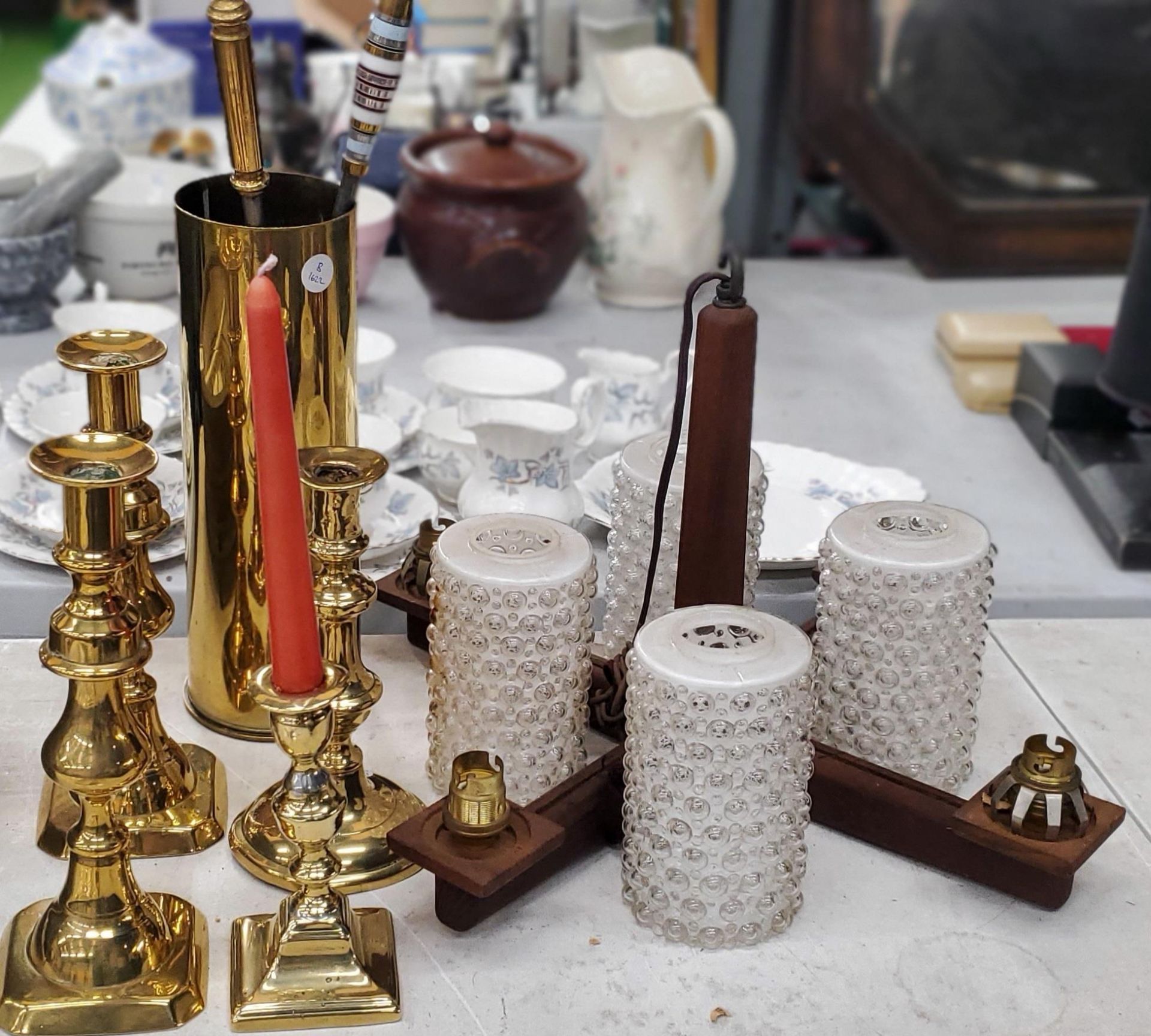 A MIXED LOT OF BRASS CANDLESTICKS, SHELL CASE AND VINTAGE LIGHT
