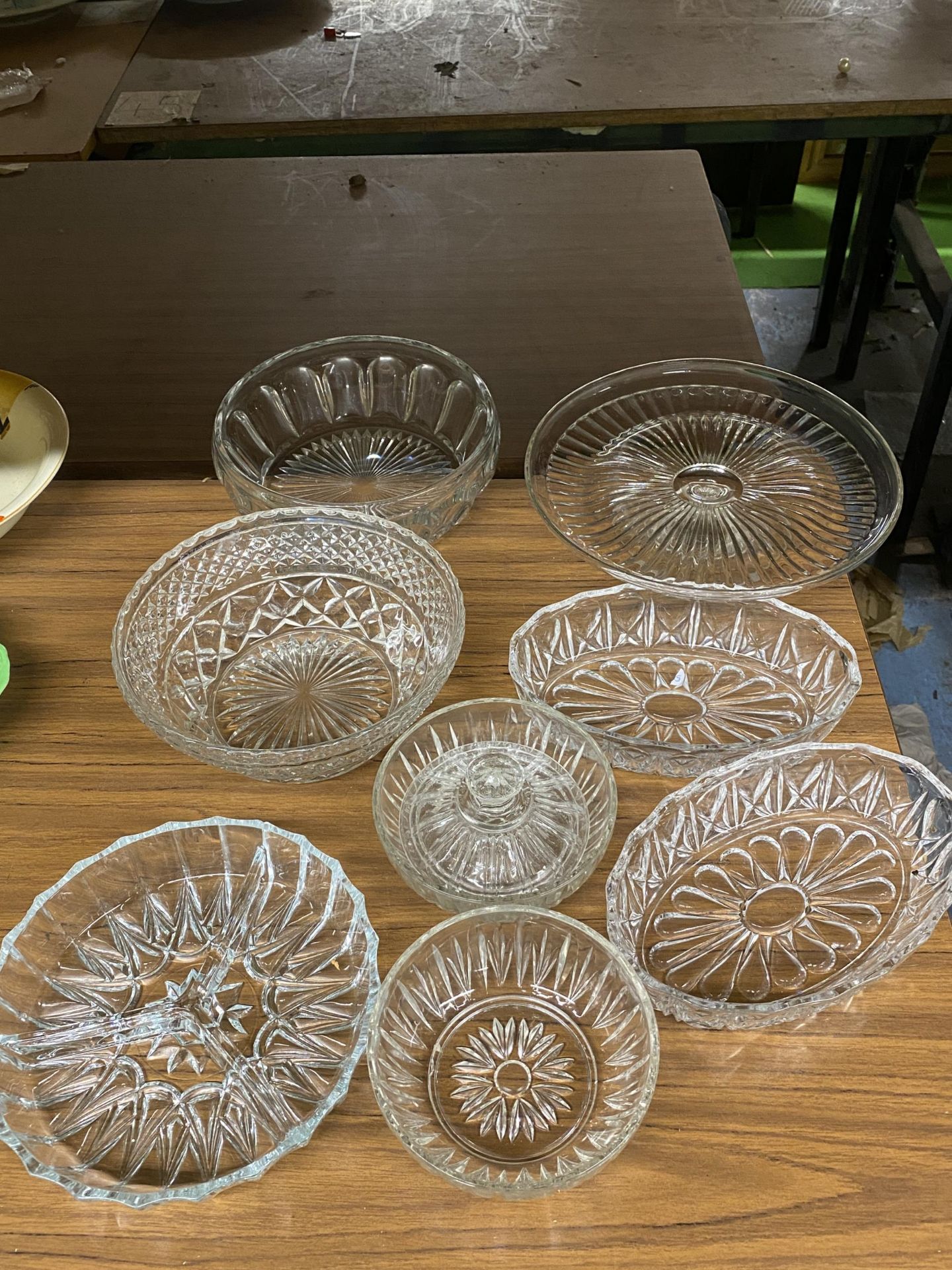 A GROUP OF VINTAGE GLASS BOWLS ETC