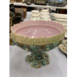 A LARGE MAJOLICA GREEN PLANTER WITH PINK COLOUR TO THE INSIDE, HEIGHT 26CM, DIAMETER 30CM