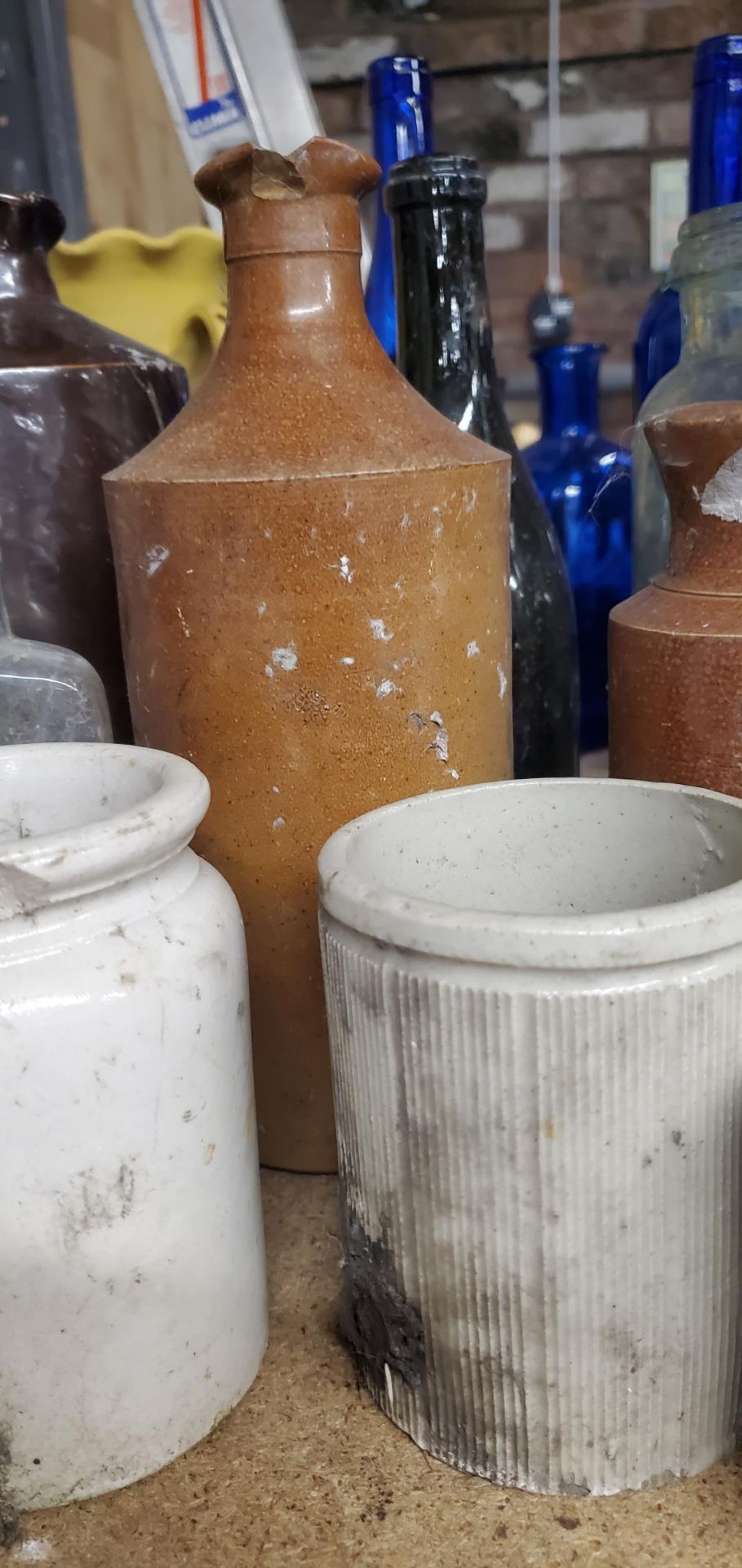 A COLLECTION OF VINTAGE GLASS AND CERAMIC BOTTLES - Bild 3 aus 4