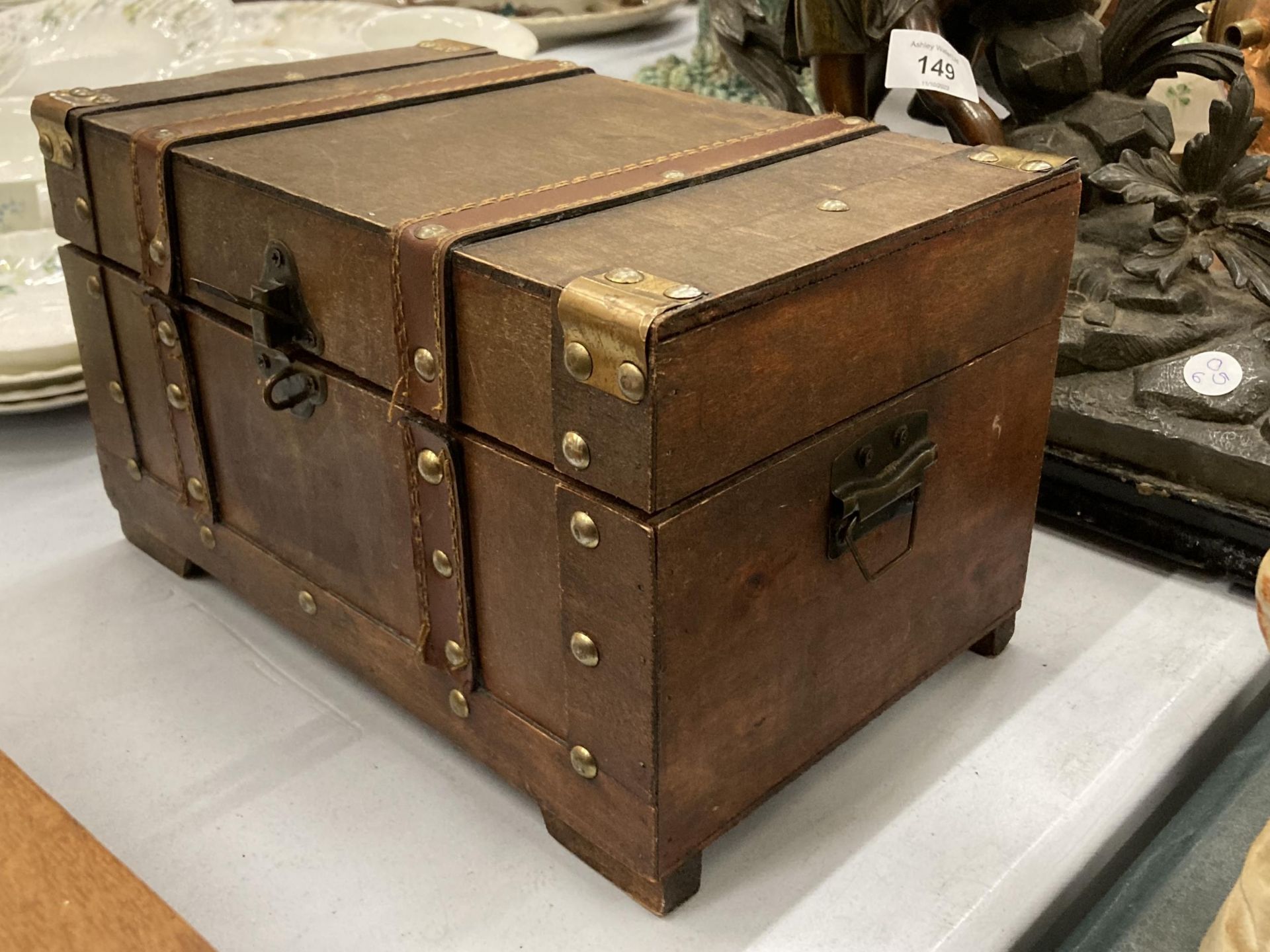 A SMALL WOODEN CHEST WITH LEATHER BINDING, HEIGHT 16CM, WIDTH 28CM, DEPTH 17CM - Image 3 of 3