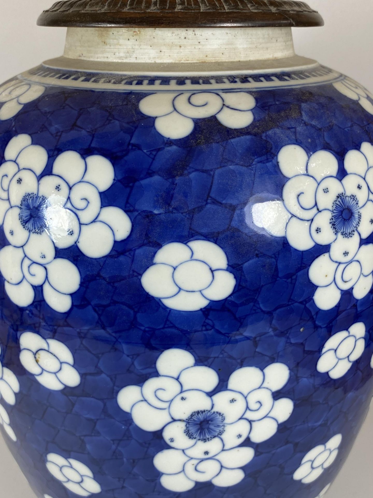 A LARGE 19TH CENTURY CHINESE BLUE AND WHITE PRUNUS BLOSSOM GINGER JAR WITH CARVED WOODEN LID, DOUBLE - Bild 2 aus 19