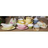 A MIXED LOT OF BONE CHINA, CROWN DEVON, BRENTLEIGH, ROYAL WINTON YELLOW TEA SET ETC