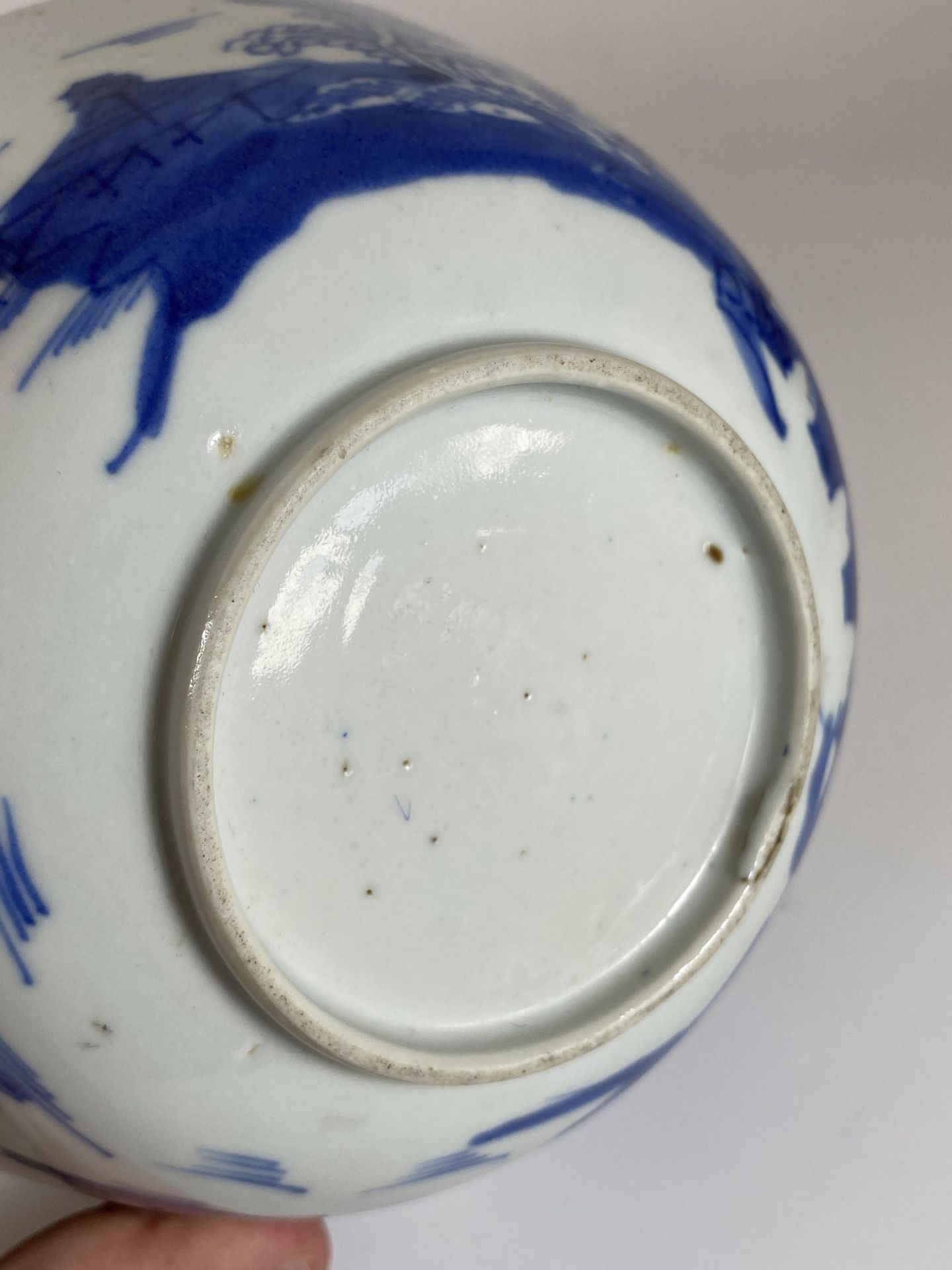 A 19TH CENTURY CHINESE EXPORT BLUE AND WHITE PORCELAIN BOWL WITH PAGODA DESIGN, DIAMETER 17CM - Image 5 of 6