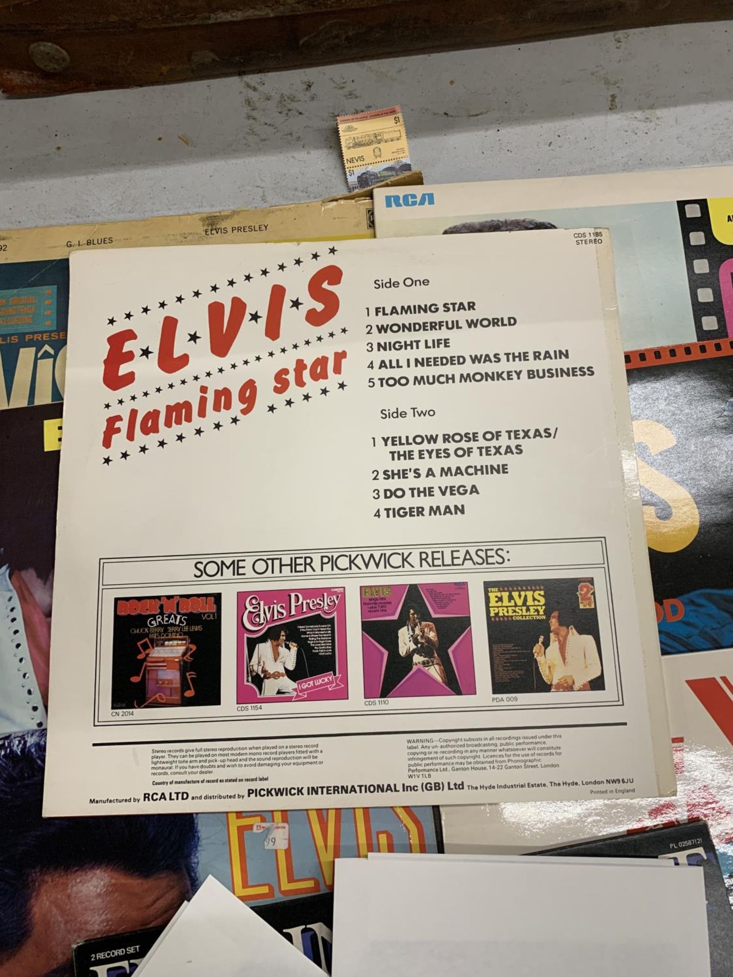 A LARGE COLLECTION OF ELVIS PRESLEY LPS AND SINGLES ON VINYL - Image 3 of 3