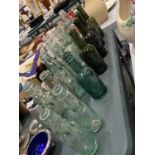 A COLLECTION OF VINTAGE BOTTLES TO INCLUDE GREEN BEER BOTTLES, CLEAR BOTTLES WITH MARBLE STOPPERS,