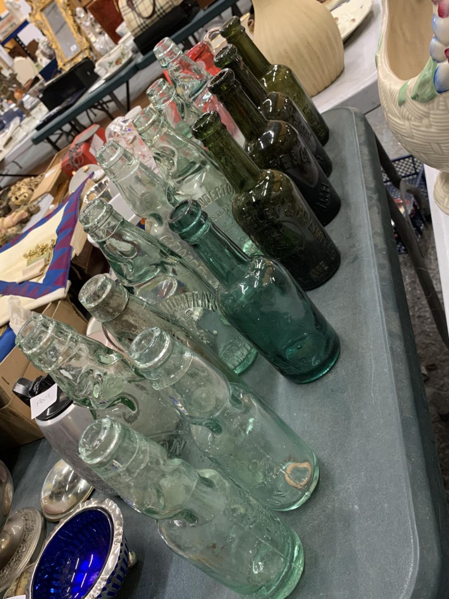 A COLLECTION OF VINTAGE BOTTLES TO INCLUDE GREEN BEER BOTTLES, CLEAR BOTTLES WITH MARBLE STOPPERS,