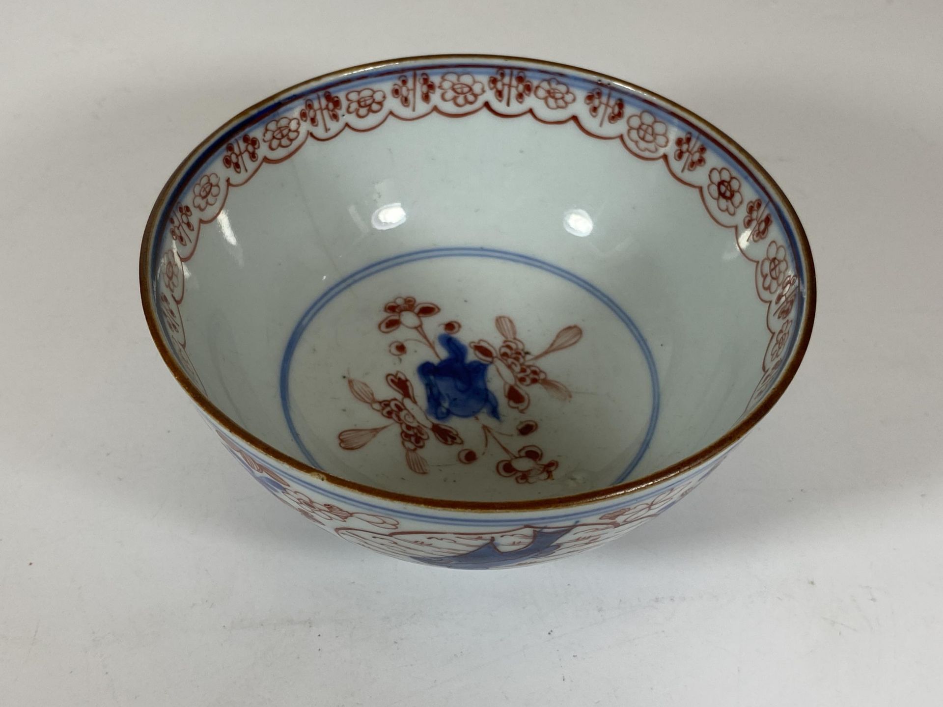 A 19TH CENTURY CHINESE PORCELAIN FISH DESIGN BOWL, MARK TO BASE, DIAMETER 13CM - Image 3 of 6