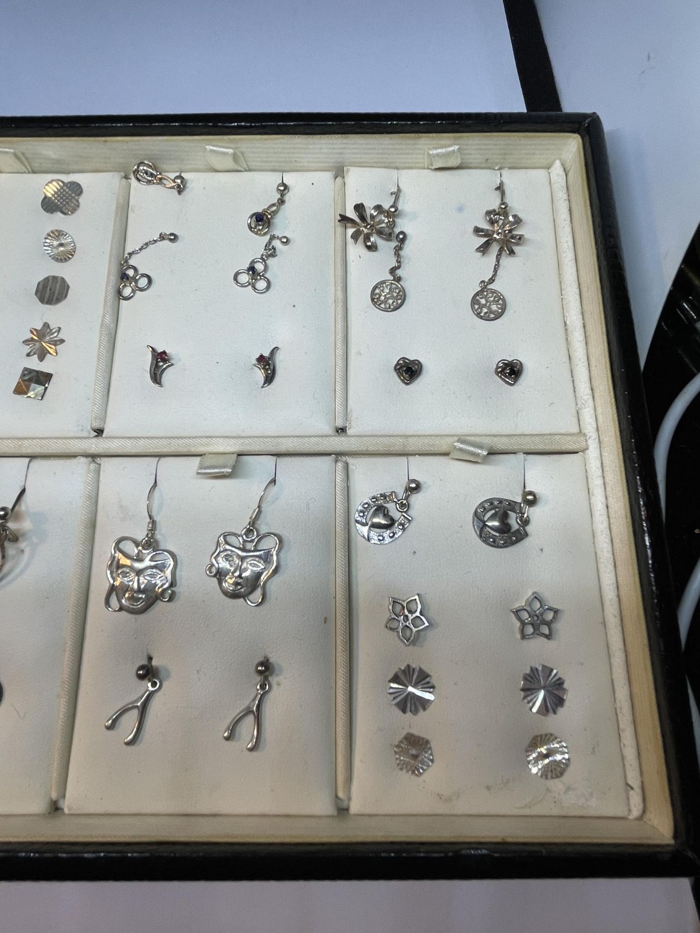 A TRAY CONTAINING TWENTY FIVE PAIRS OF SILVER EARRINGS - Image 3 of 3