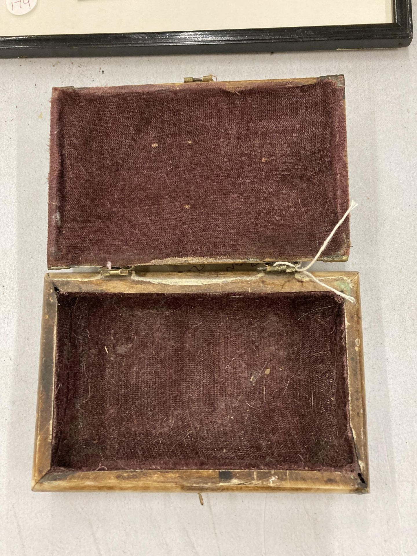 A VINTAGE BONE AND BRASS LIDDED BOX WITH PIERCED DECORATION - Bild 2 aus 4