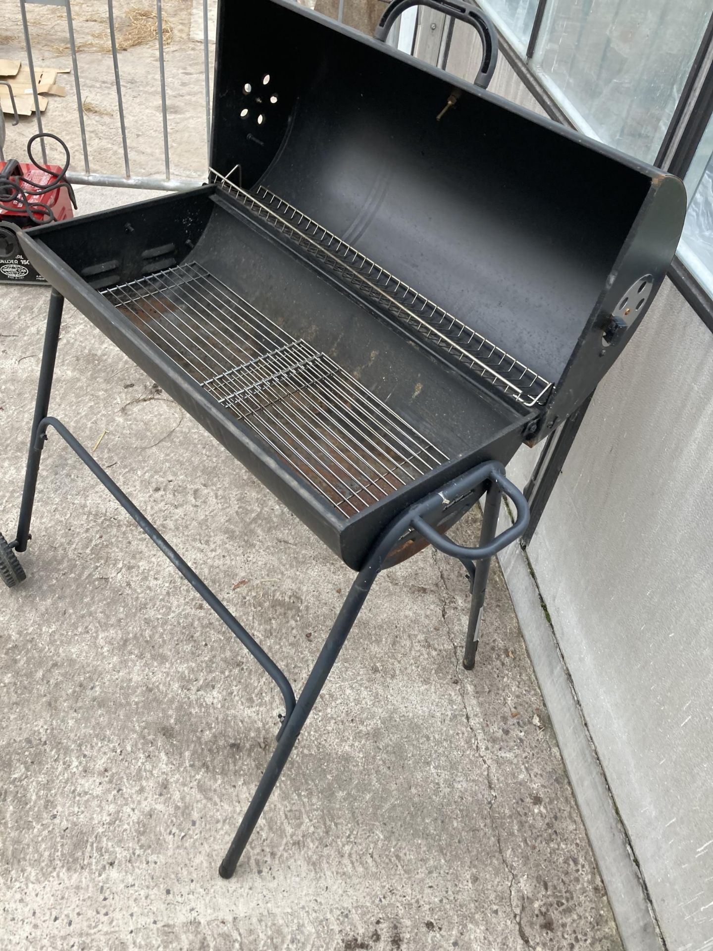 A SMALL METAL CHARCOAL BBQ - Image 3 of 3