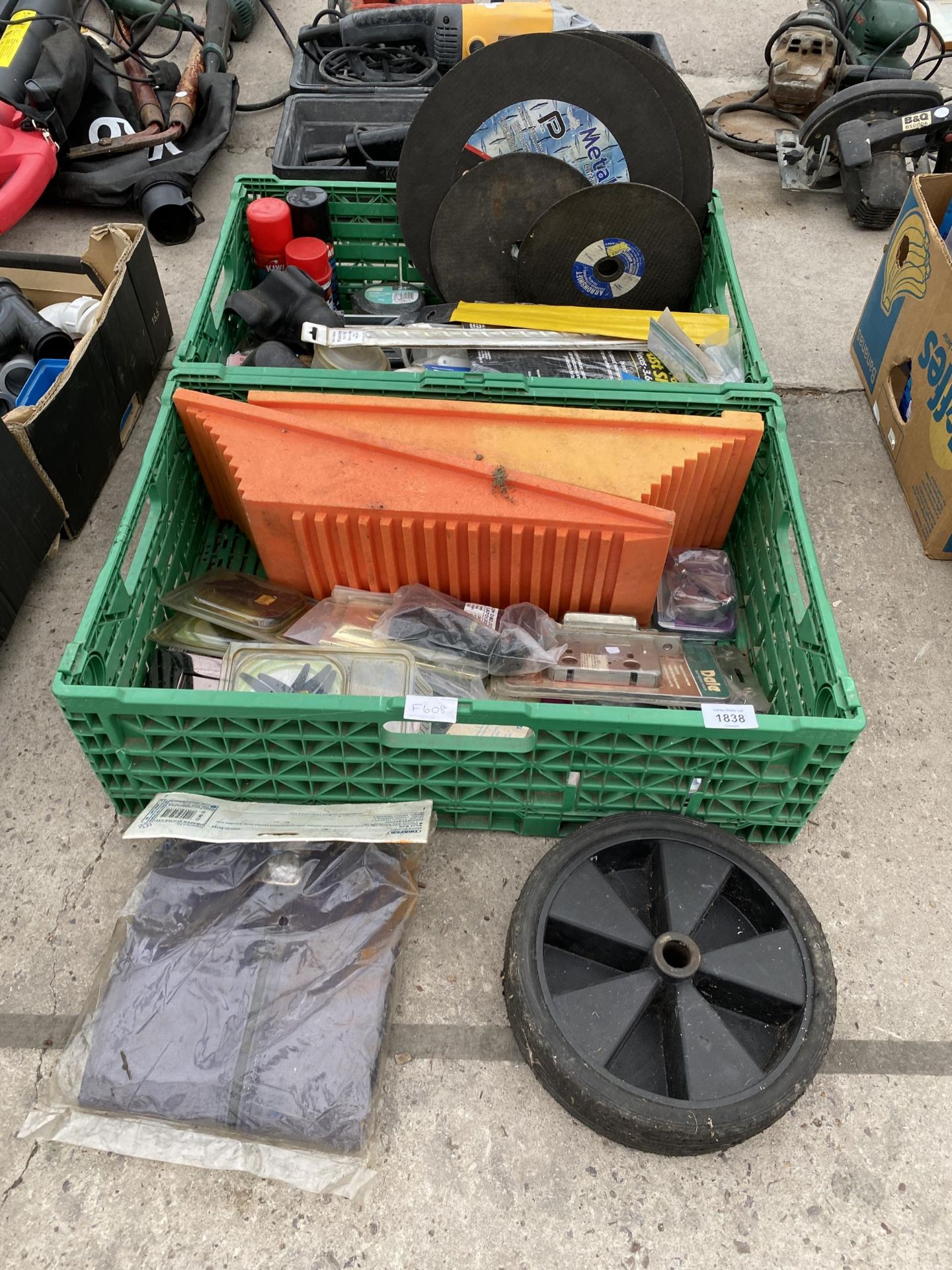 AN ASSORTMENT OF ITEMS TO INCLUDE CUTTING DISCS, DOOR LOCKS AND CAR RAMPS ETC