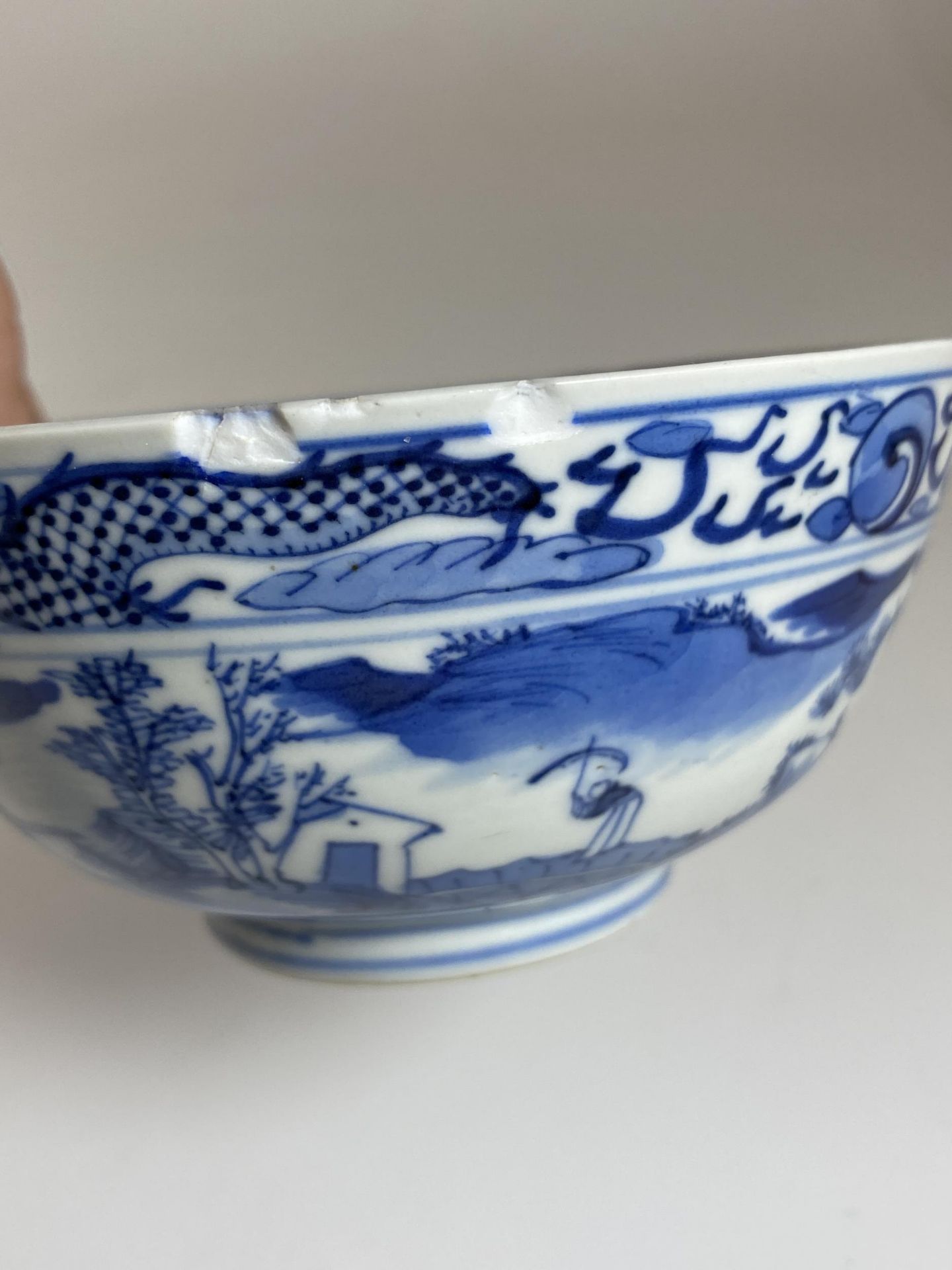 A LATE 19TH CENTURY CHINESE KANGXI REVIVAL BLUE AND WHITE PORCELAIN BOWL WITH DRAGON IN THE CLOUDS - Image 6 of 7