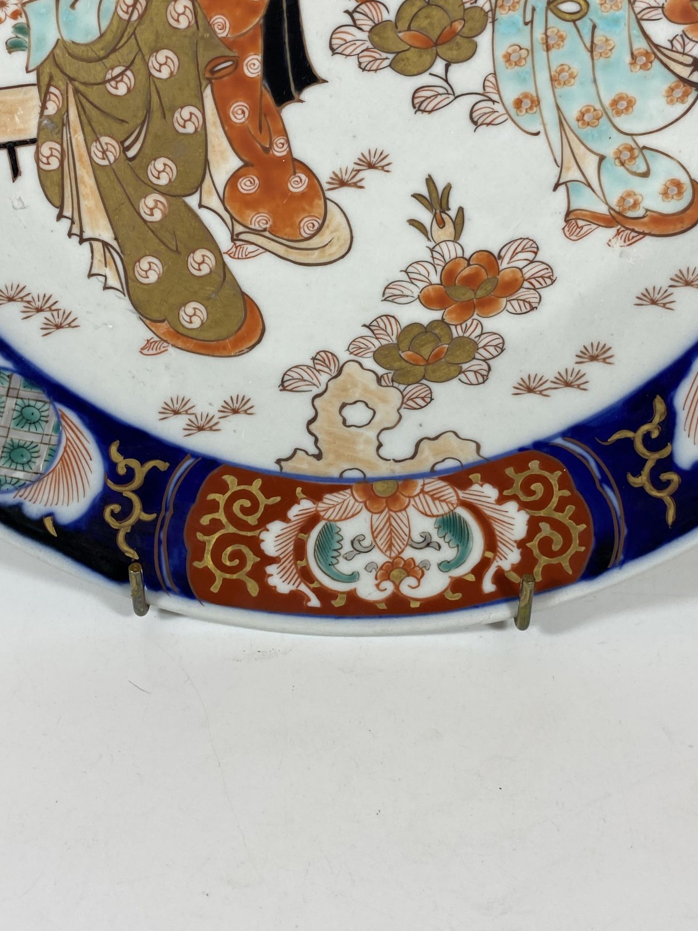 A LARGE JAPANESE MEIJI PERIOD (1868-1912) IMARI CHARGER WITH FIGURAL DESIGN, DIAMETER 31.5CM - Bild 4 aus 7