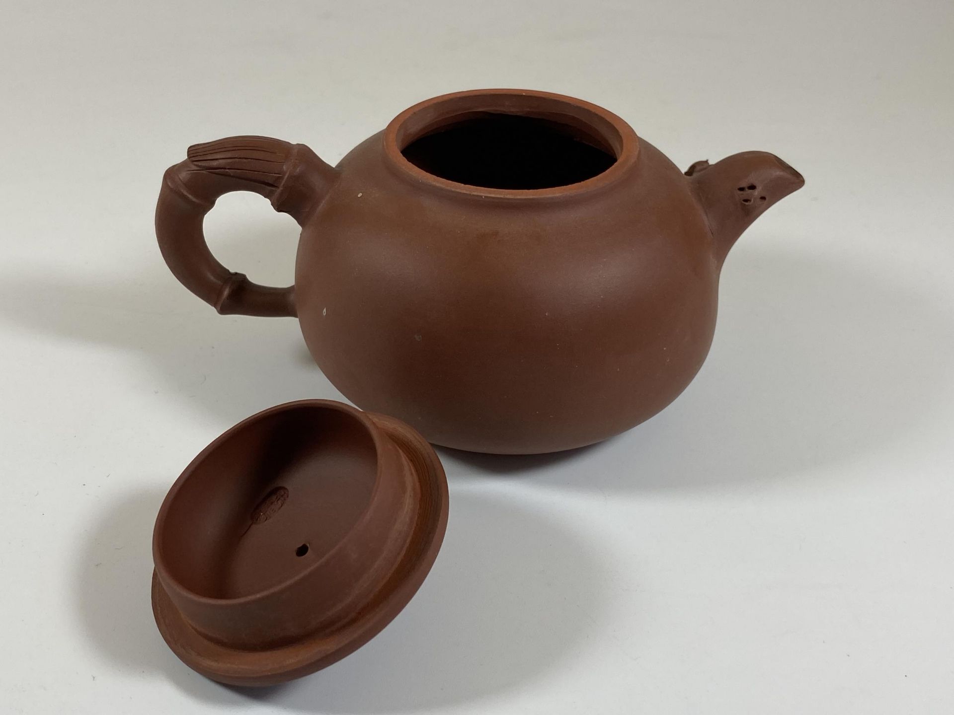 A CHINESE YIXING CLAY TEAPOT WITH FLORAL RELIEF MOULDED DESIGN, SEAL MARK TO BASE AND LID INNER, - Image 3 of 6