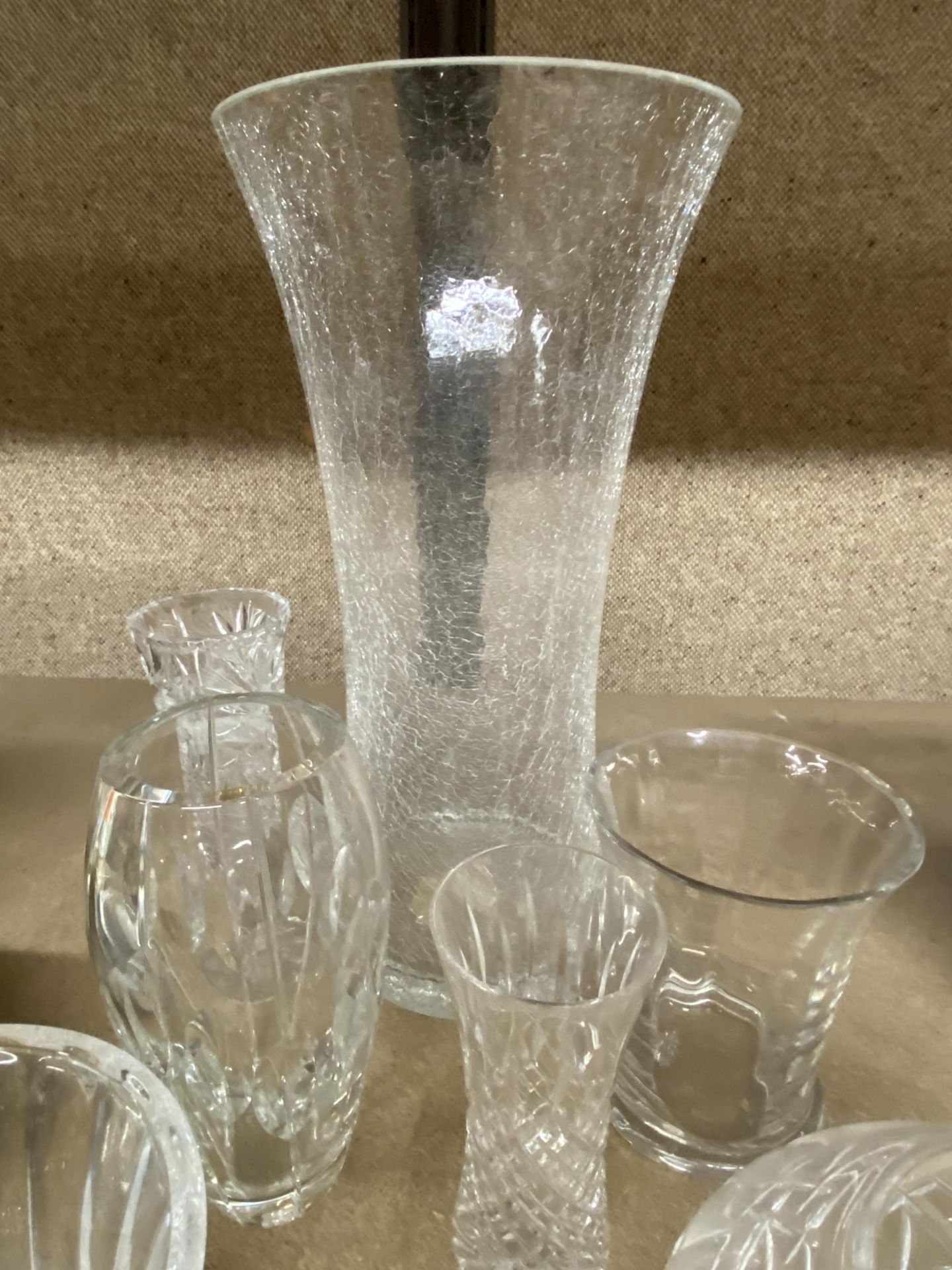 A GROUP OF VINTAGE GLASSWARE, CUT GLASS BOWLS ETC - Image 4 of 4