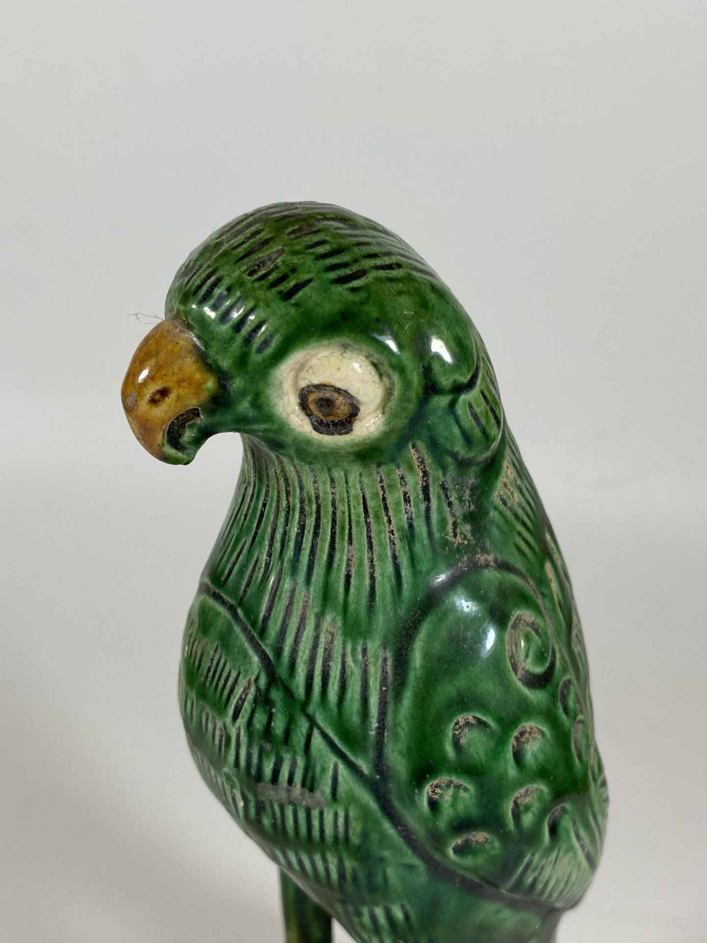 A 19TH CENTURY CHINESE GREEN STONEWARE MODEL OF A BIRD / COCKATOO, HEIGHT 22CM - Image 3 of 6