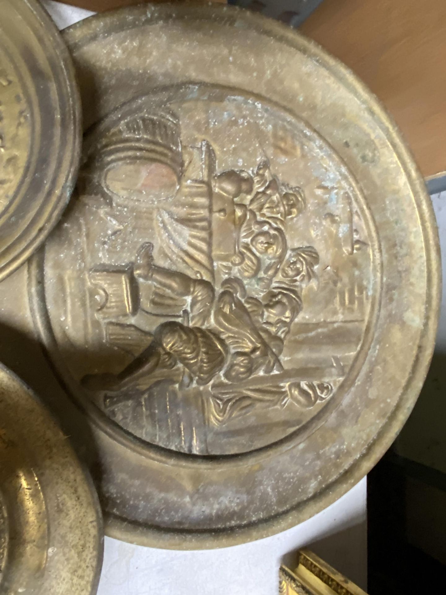 A GROUP OF VINTAGE BRASS PLATES - Image 3 of 4