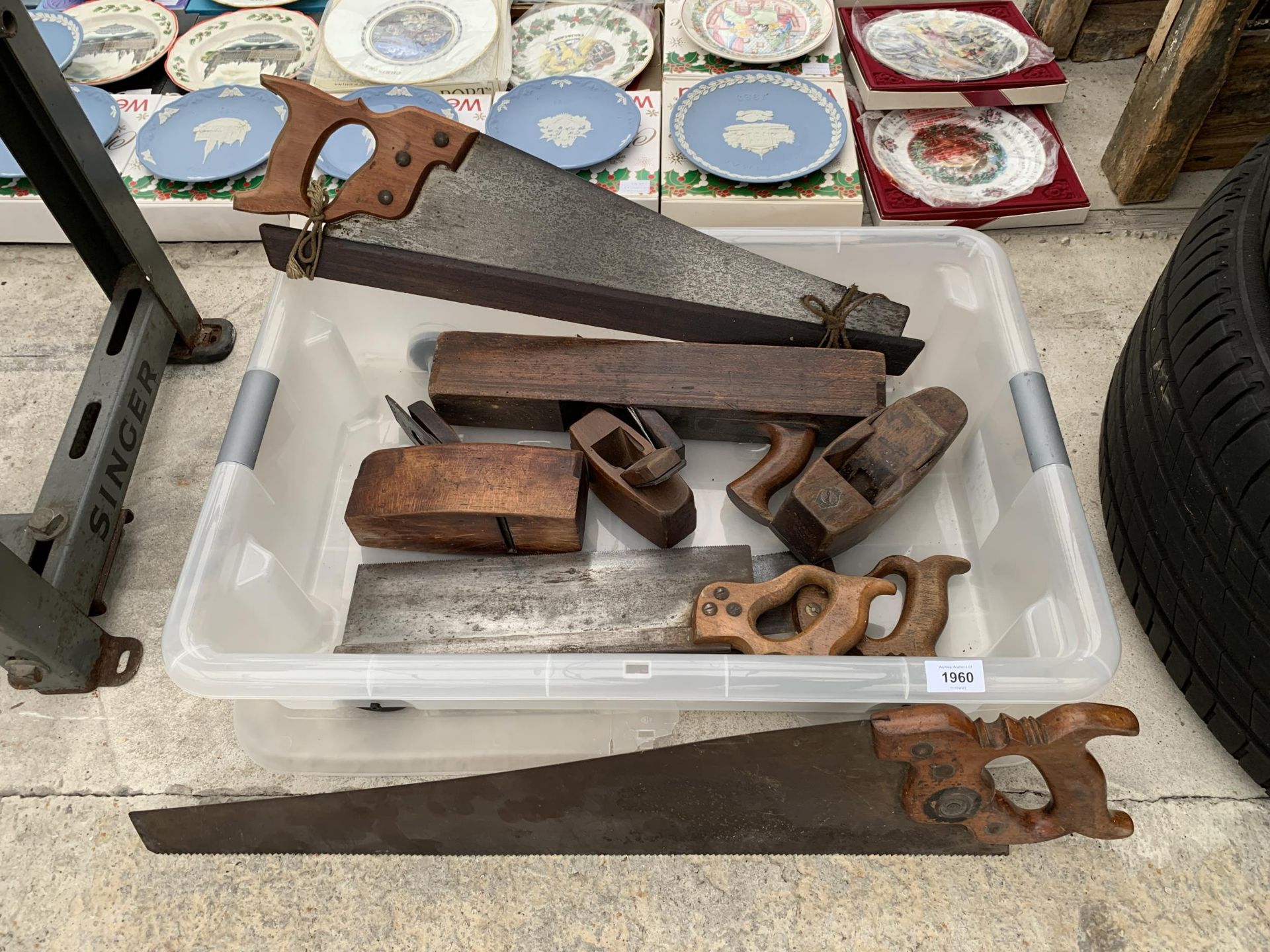 AN ASSORTMENT OF VINTAGE SAWS AND WOOD PLANES