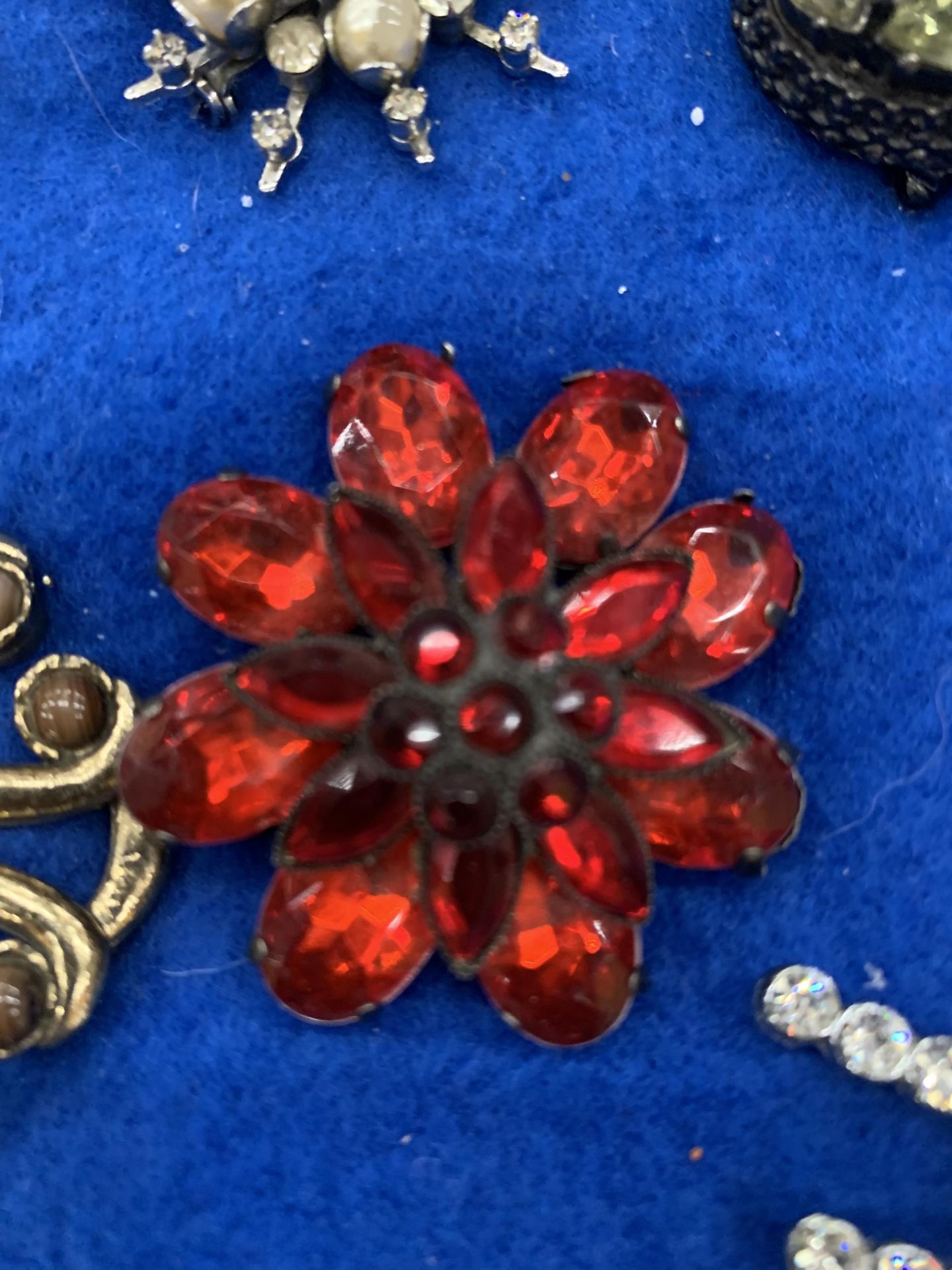 A QUANTITY OF VINTAGE BROOCHES - 19 IN TOTAL - Image 3 of 5