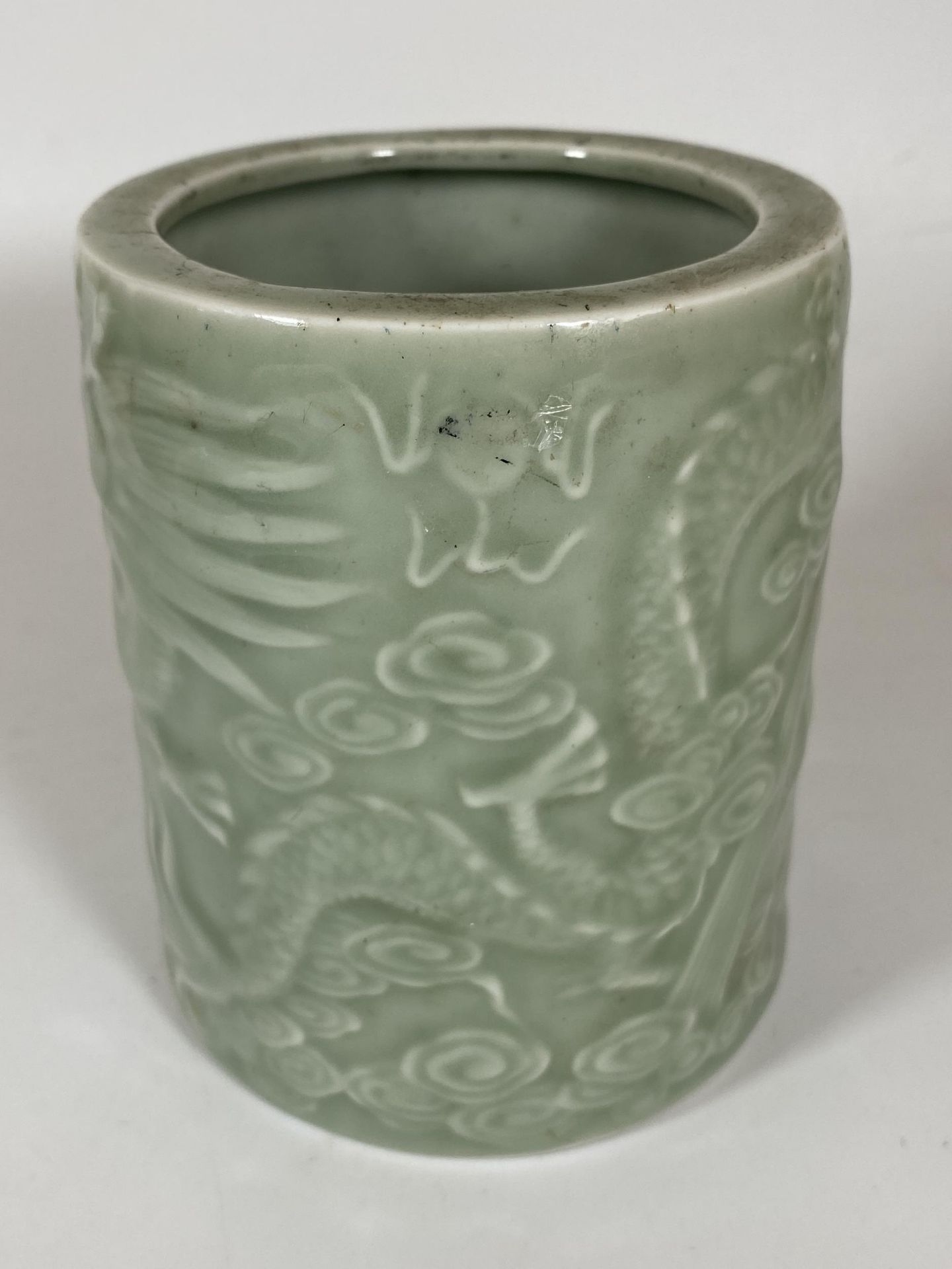 A CHINESE CELADON PORCELAIN BRUSH POT WITH DRAGON AMONGST THE CLOUDS DESIGN, HEIGHT 12.5CM - Bild 2 aus 5