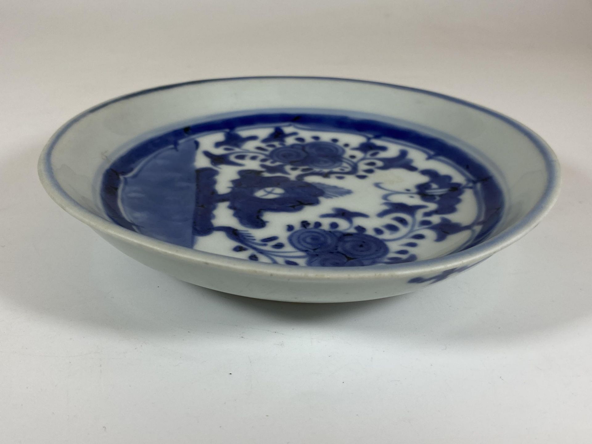 A 19TH CENTURY QING CHINESE BLUE AND WHITE PORCELAIN DISH WITH UNUSUAL FLORAL DESIGN, FLOWER MARK TO - Image 3 of 5