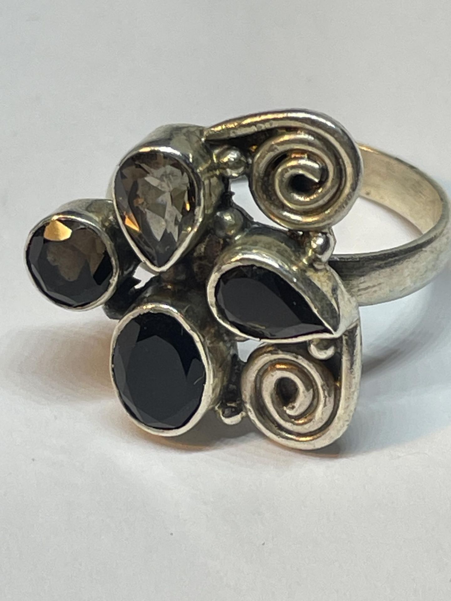 A SILVER DESIGNER RING IN A PRESENTATION BOX - Image 2 of 3