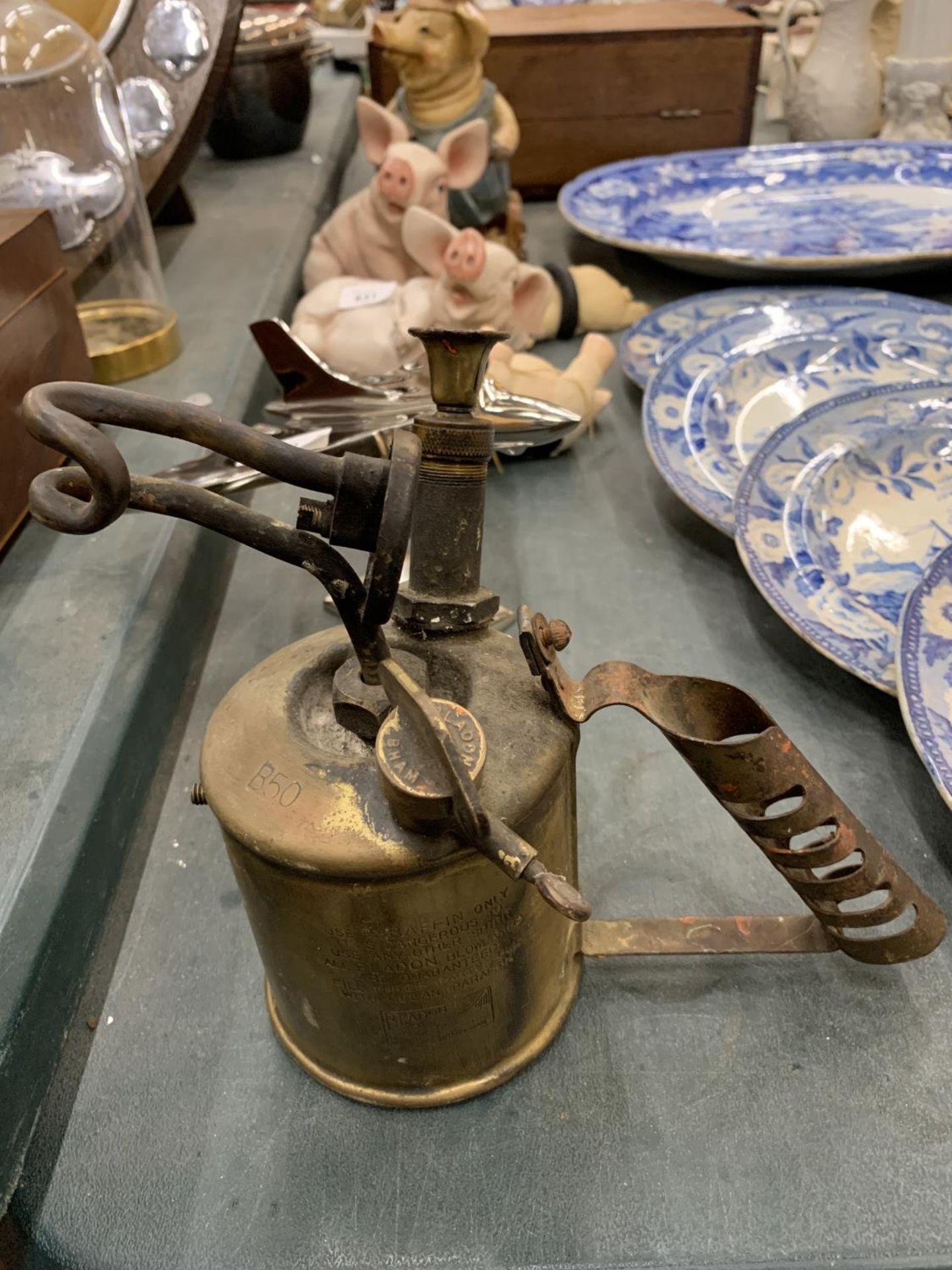 A VINTAGE BRASS OIL CAN/STOVE