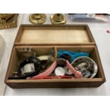 A VINTAGE WOODEN BOX CONTAINING A QUANTITY OF WRISTWATCHES TO INCLUDE LIMIT, SEKONDA, ETC