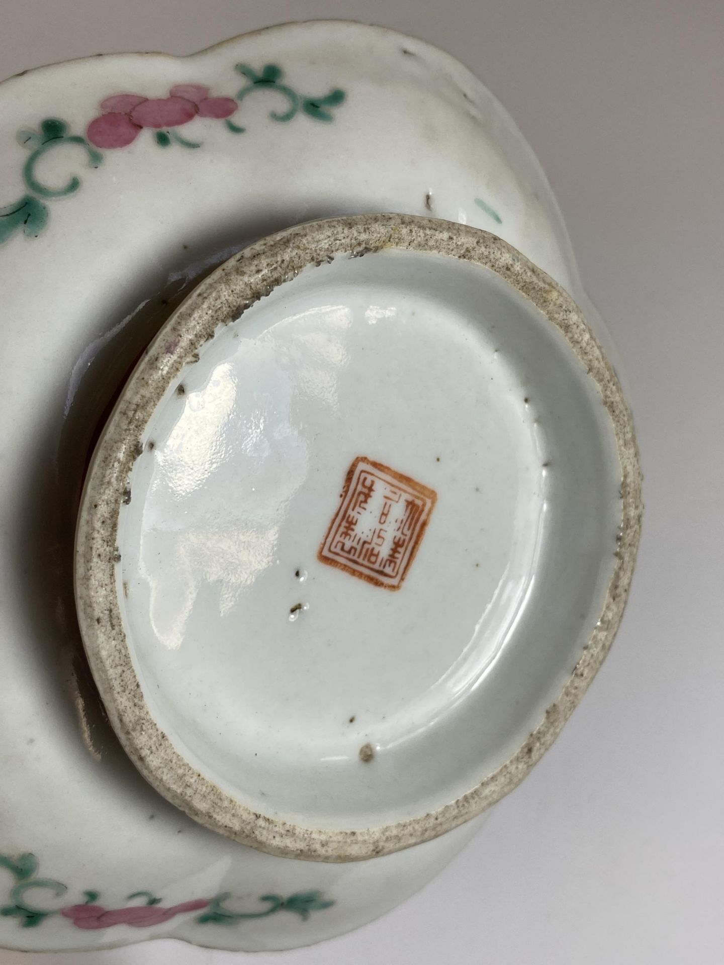 A 19TH CENTURY CHINESE TONGZHI PORCELAIN FOOTED DISH / BOWL WITH BIRD AND FLORAL DESIGN, SEAL MARK - Bild 5 aus 6