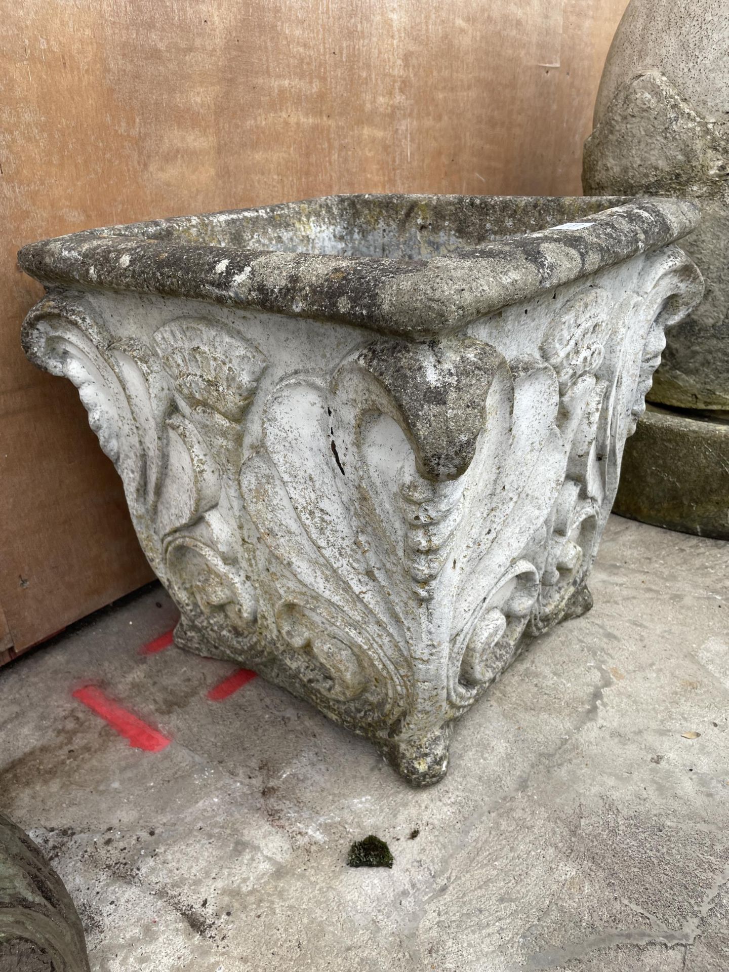 A LARGE RECONSTITUTED STONE GARDEN PLANTER (49CM x 49CM x 46CM) - Image 4 of 4