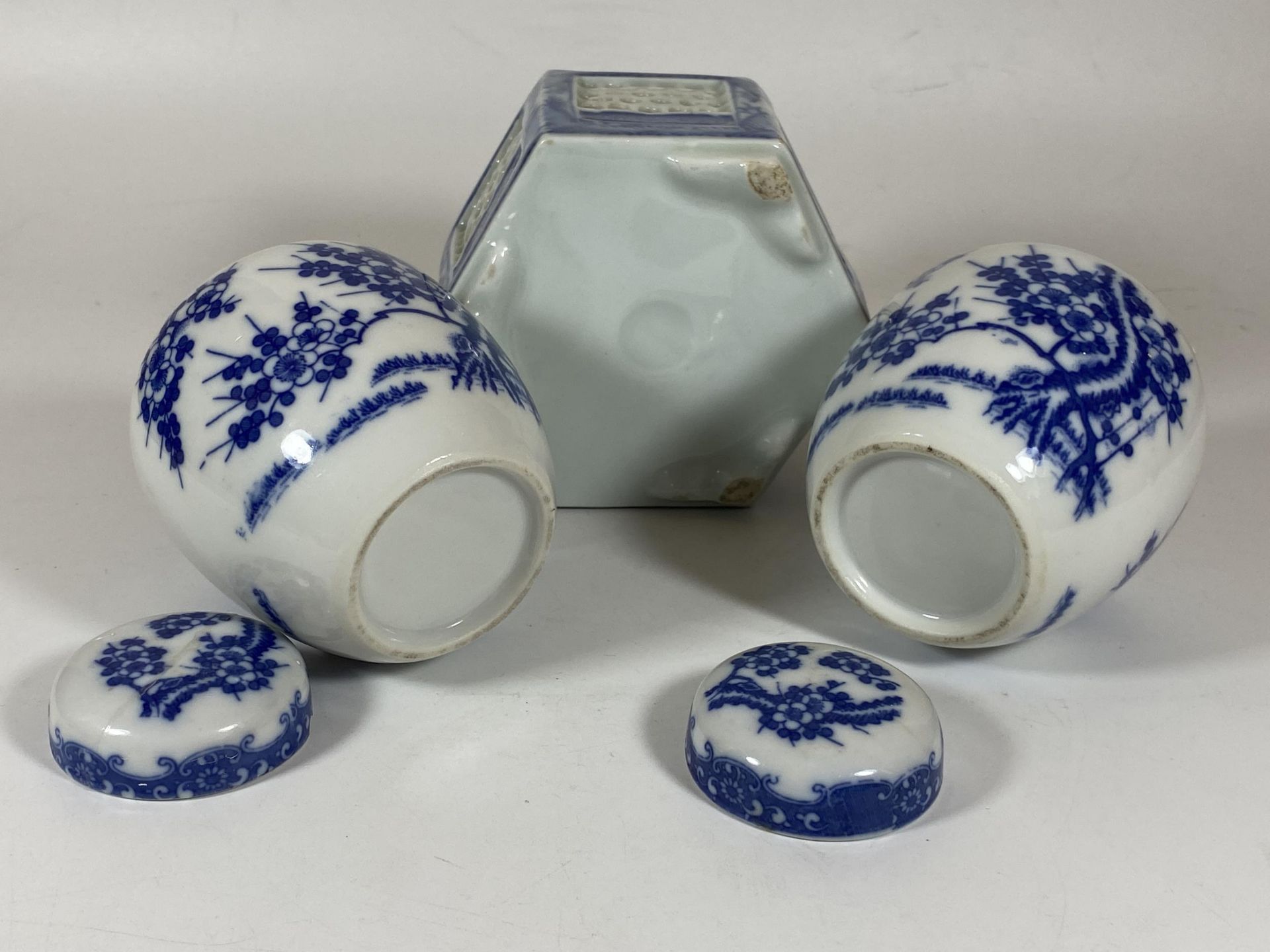 THREE ITEMS - A PAIR OF JAPANESE BLUE AND WHITE FLORAL GINGER JARS AND A RETICULATED POT, HEIGHT - Image 4 of 5
