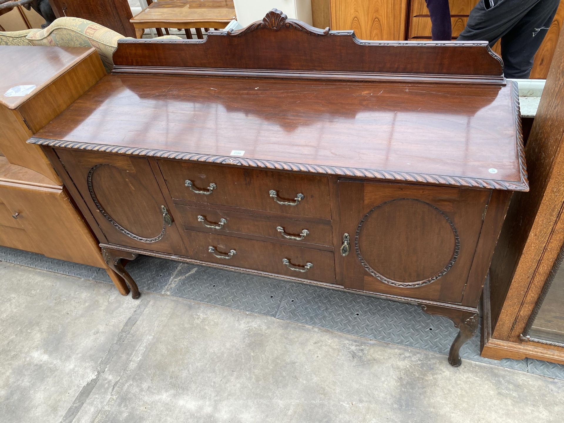 AN EARLY 20TH CENTURY MAHOGANY SIDEBOARD WITH ROPE EDGE ON CABRIOLE LEGS, 60" WIDE