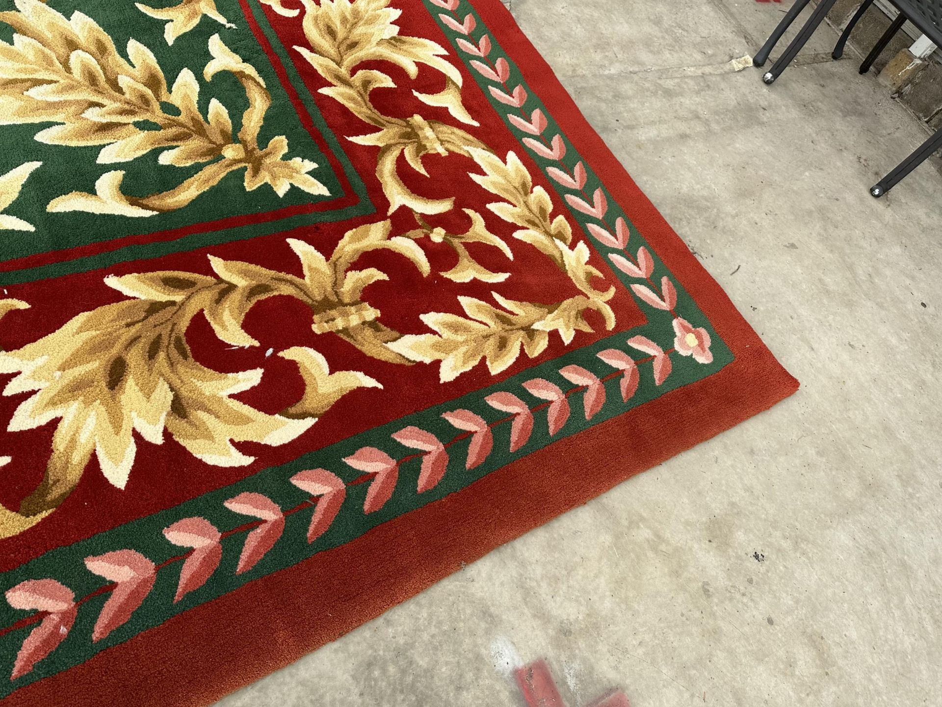 A LARGE GREEN, RED AND GOLD 200 OUNCE PURE WOOL RUG, - 485 CM X 358 CM (COST £8000 FROM SIGNATURE - Bild 4 aus 9