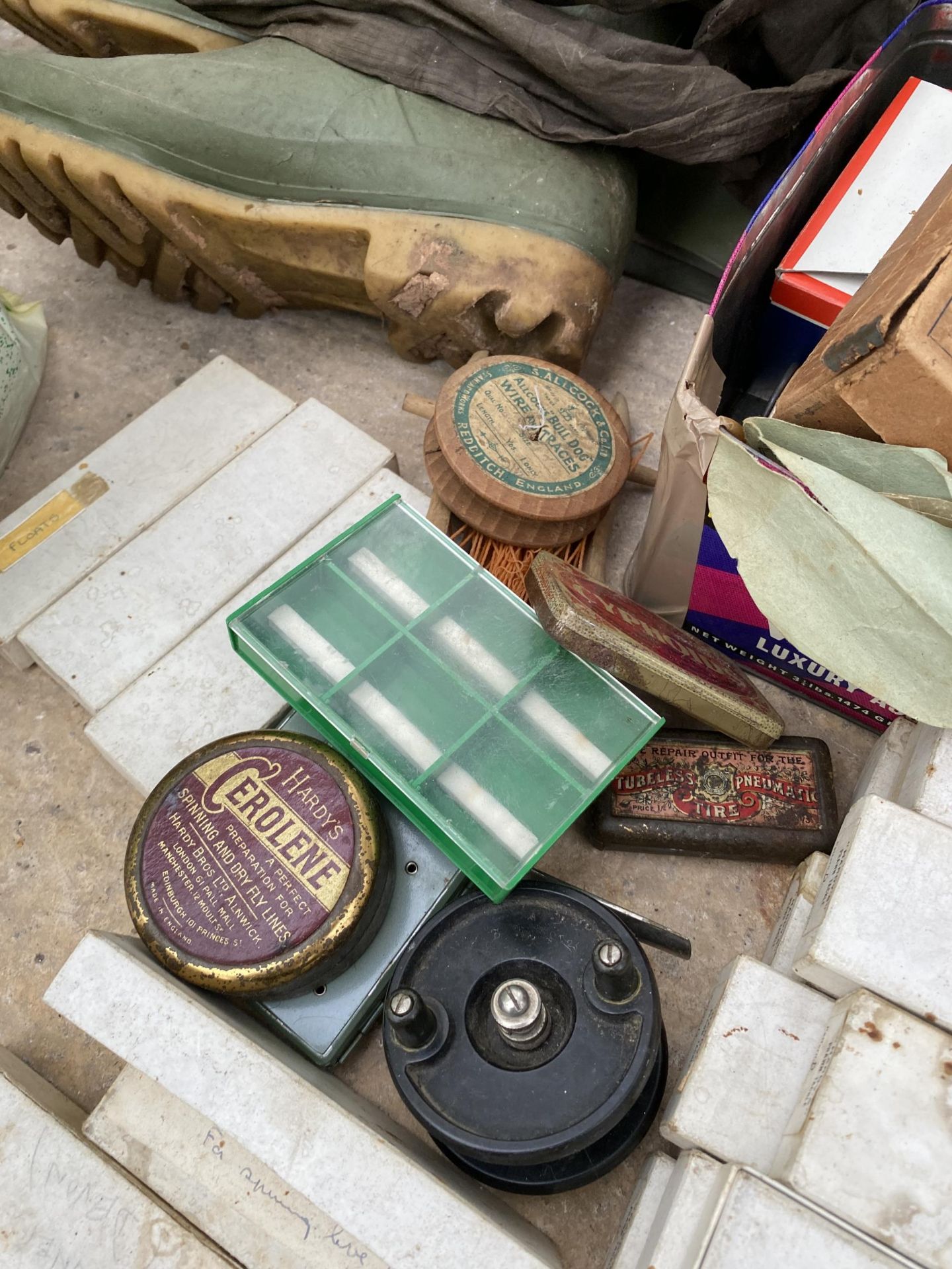 AN ASSORTMENT OF VINTAGE FISHING TACKLE TO INCLUDE A REEL, WADERS AND HOOKS ETC - Image 3 of 8