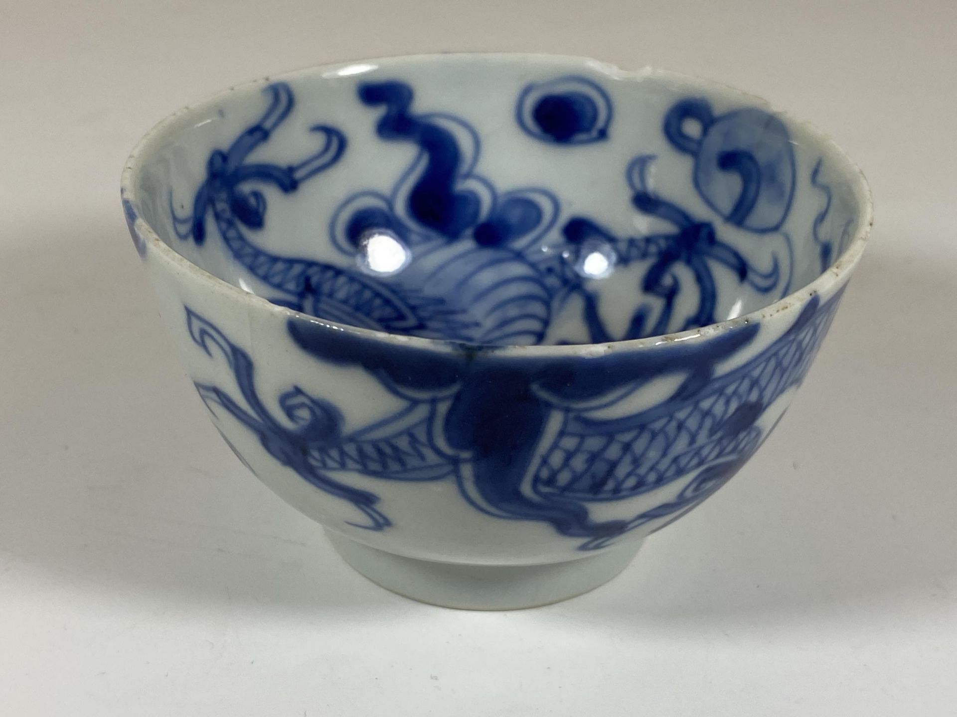 A 19TH CENTURY CHINESE BLUE AND WHITE PORCELAIN DRAGON CROSSING THE WALL DESIGN BOWL, MARKED TO - Image 3 of 9