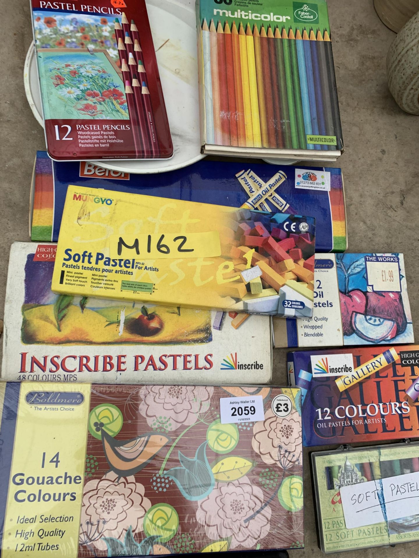 AN ASSORTMENT OF ARTIST ITEMS TO INCLUDE PENCILS AND PASTELS ETC - Bild 2 aus 3